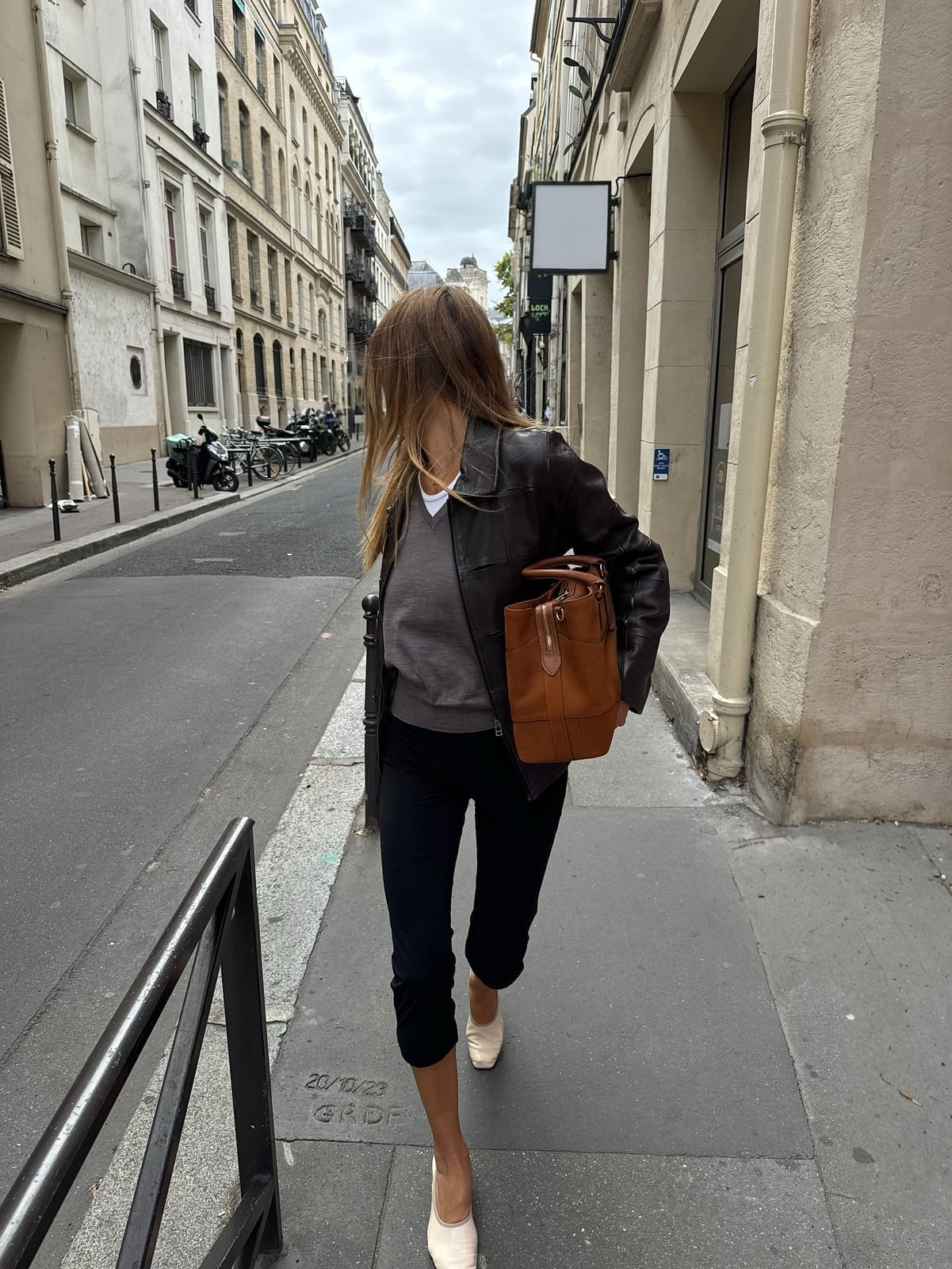 Black Leggings With Graphic T-Shirt And Pink Sneakers — Simple Leggings Outfits Casual