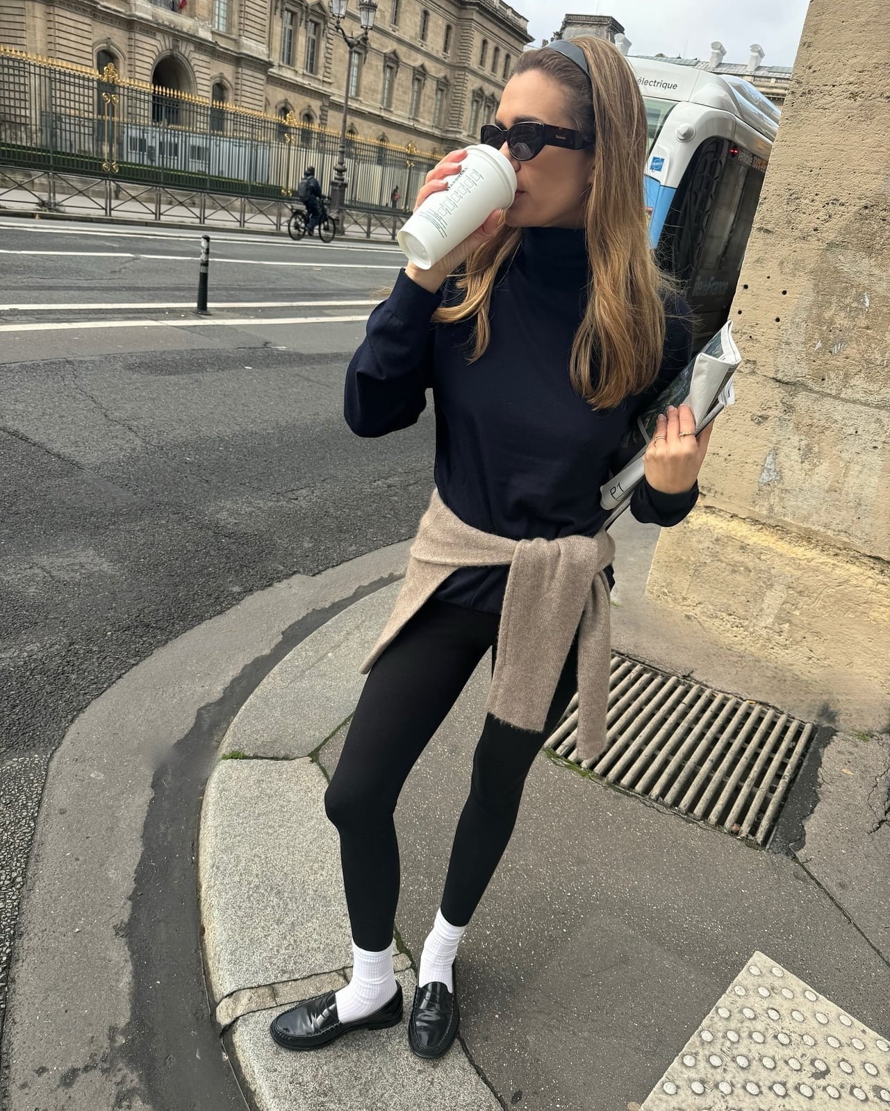 Navy Leggings With White Tee And Baseball Cap — Simple Leggings Outfits Casual