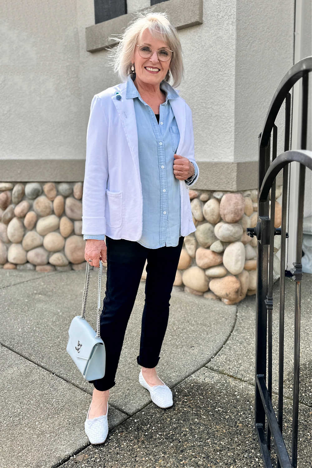 Black Leggings With Denim Shirt And Linen Blazer — Simple Leggings Outfits Casual