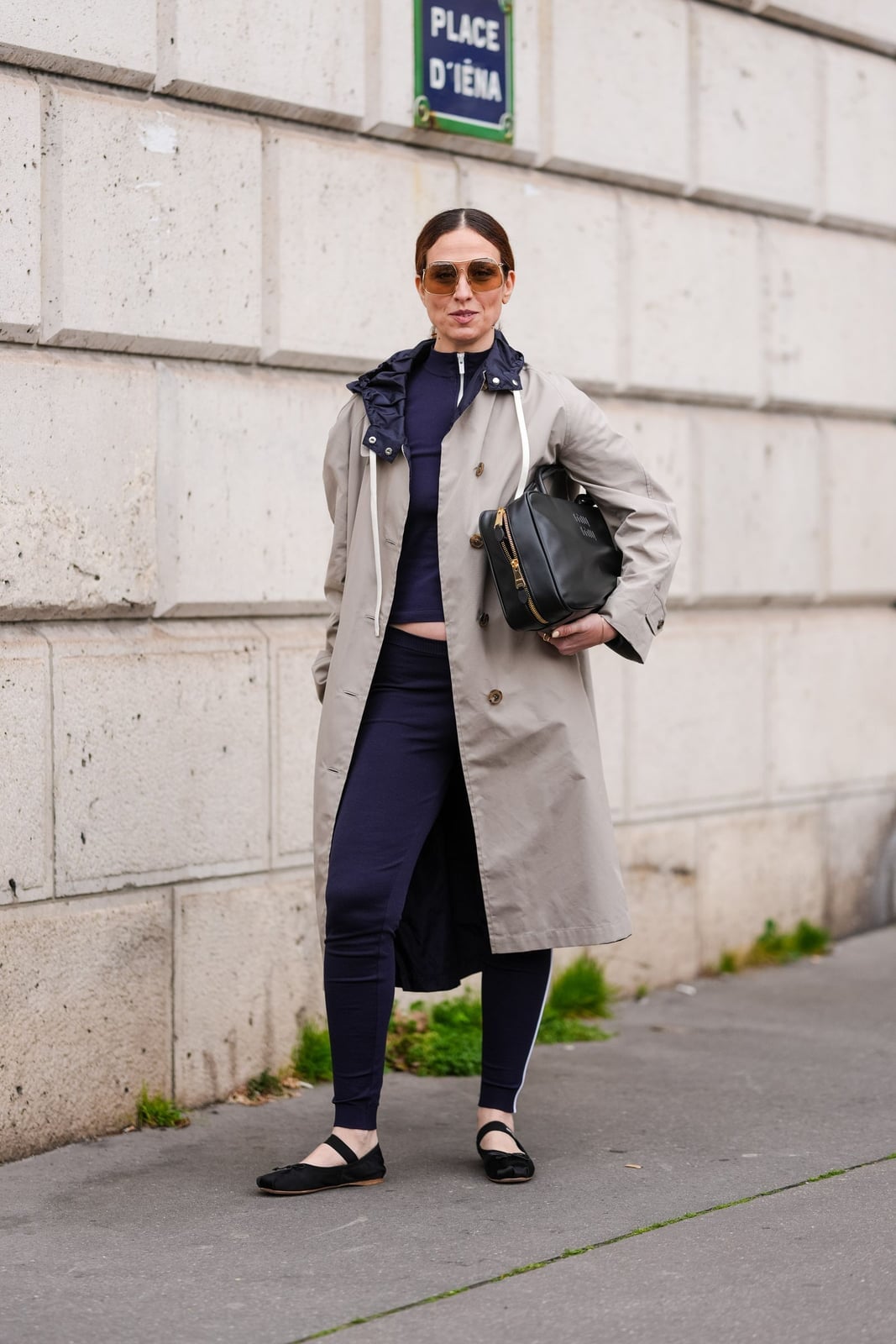 Navy Leggings With Trench Coat And Ballet Flats — Simple Leggings Outfits Casual