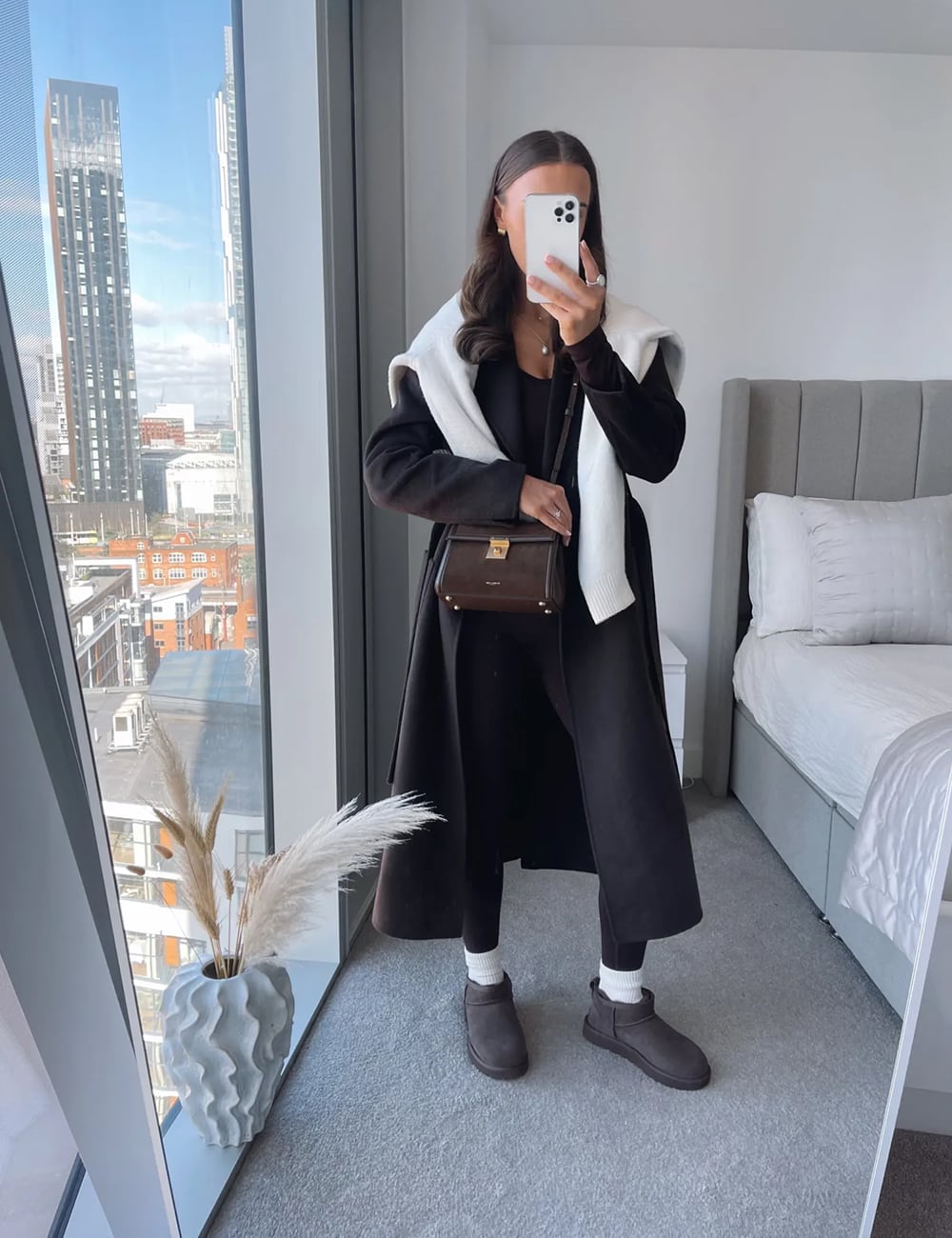 Flared Leggings With Denim Jacket And Slides — Simple Leggings Outfits Casual