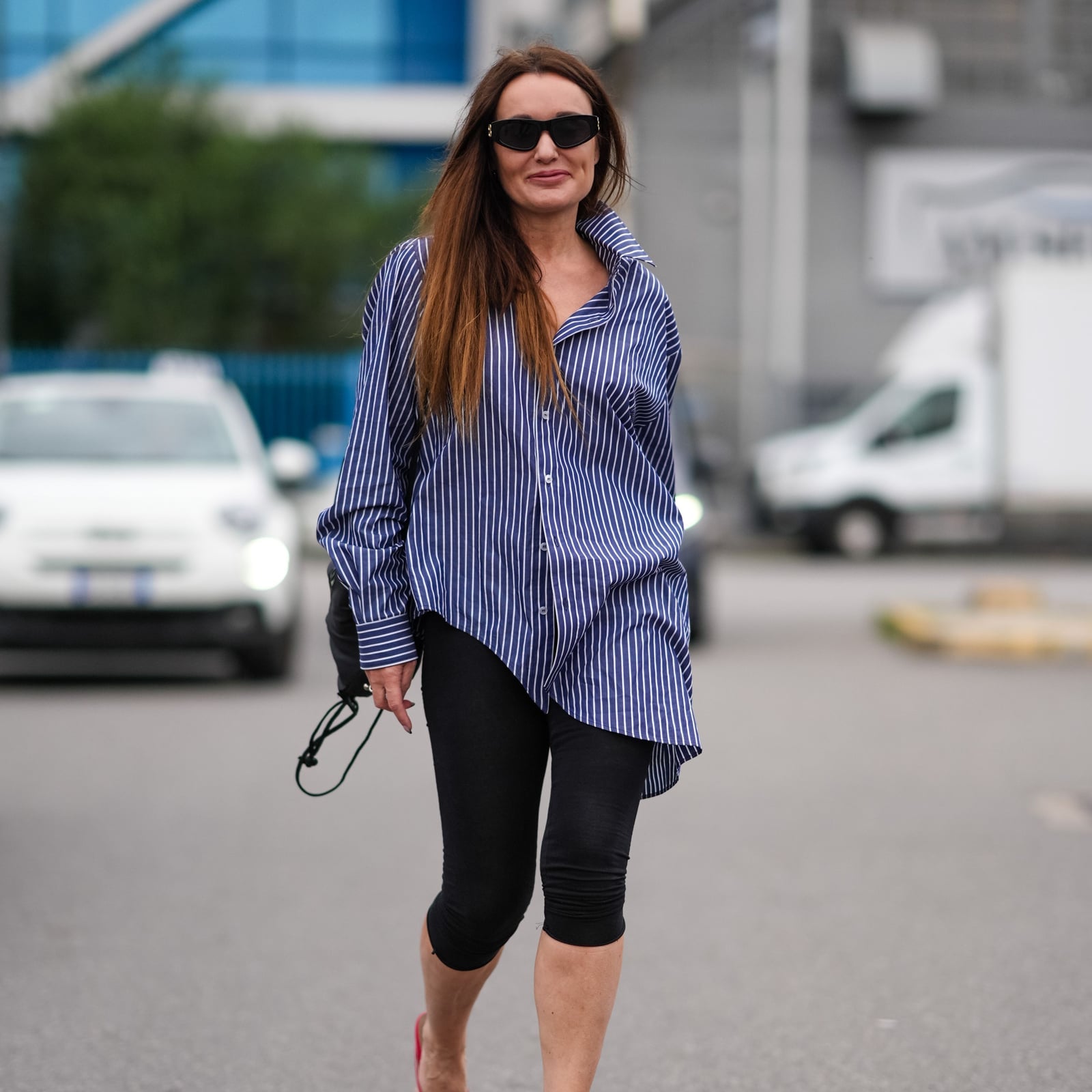 Capri Leggings With Oversized Striped Shirt And Red Flats — Simple Leggings Outfits Casual