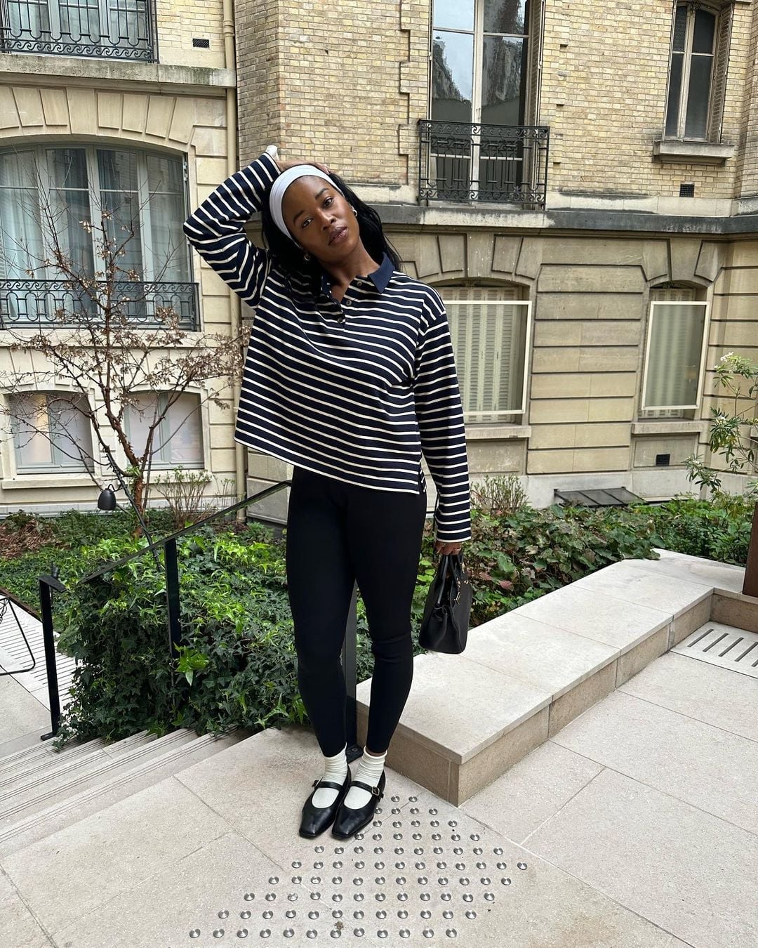 Black Leggings With Striped Long-Sleeve T-Shirt And Sneakers — Simple Leggings Outfits Casual