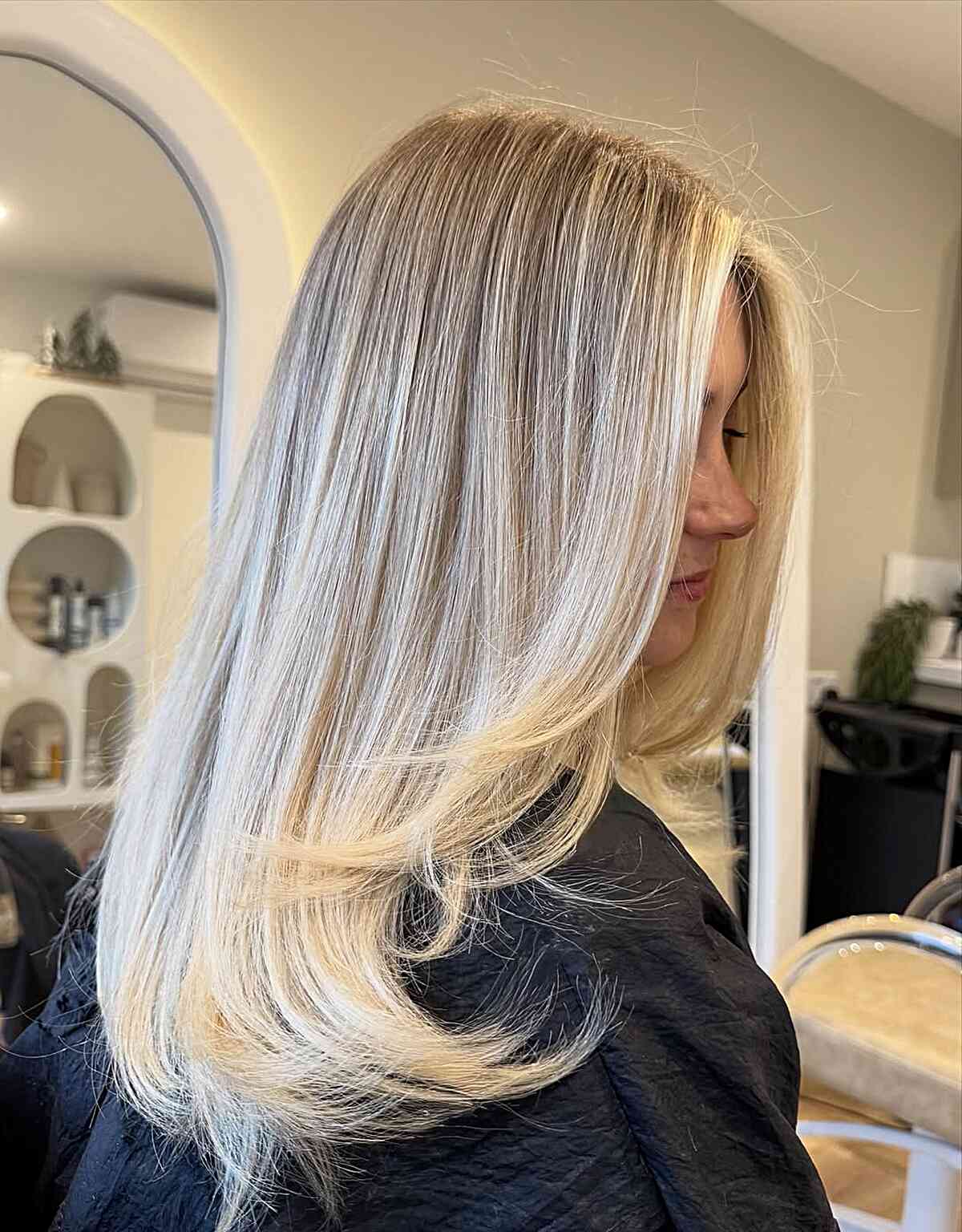 Collarbone Layers Light Blonde With Simple Highlights, Close-Up Take — Simple Light Highlights