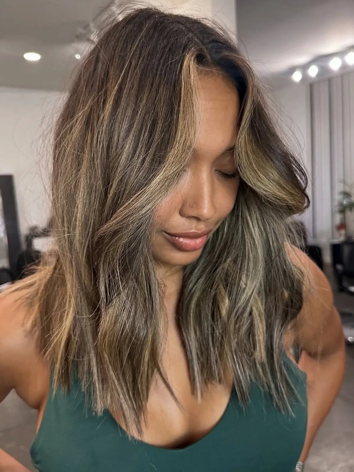 Collarbone Layers Light Brown With Blonde Highlights, Middle — Simple Light Highlights
