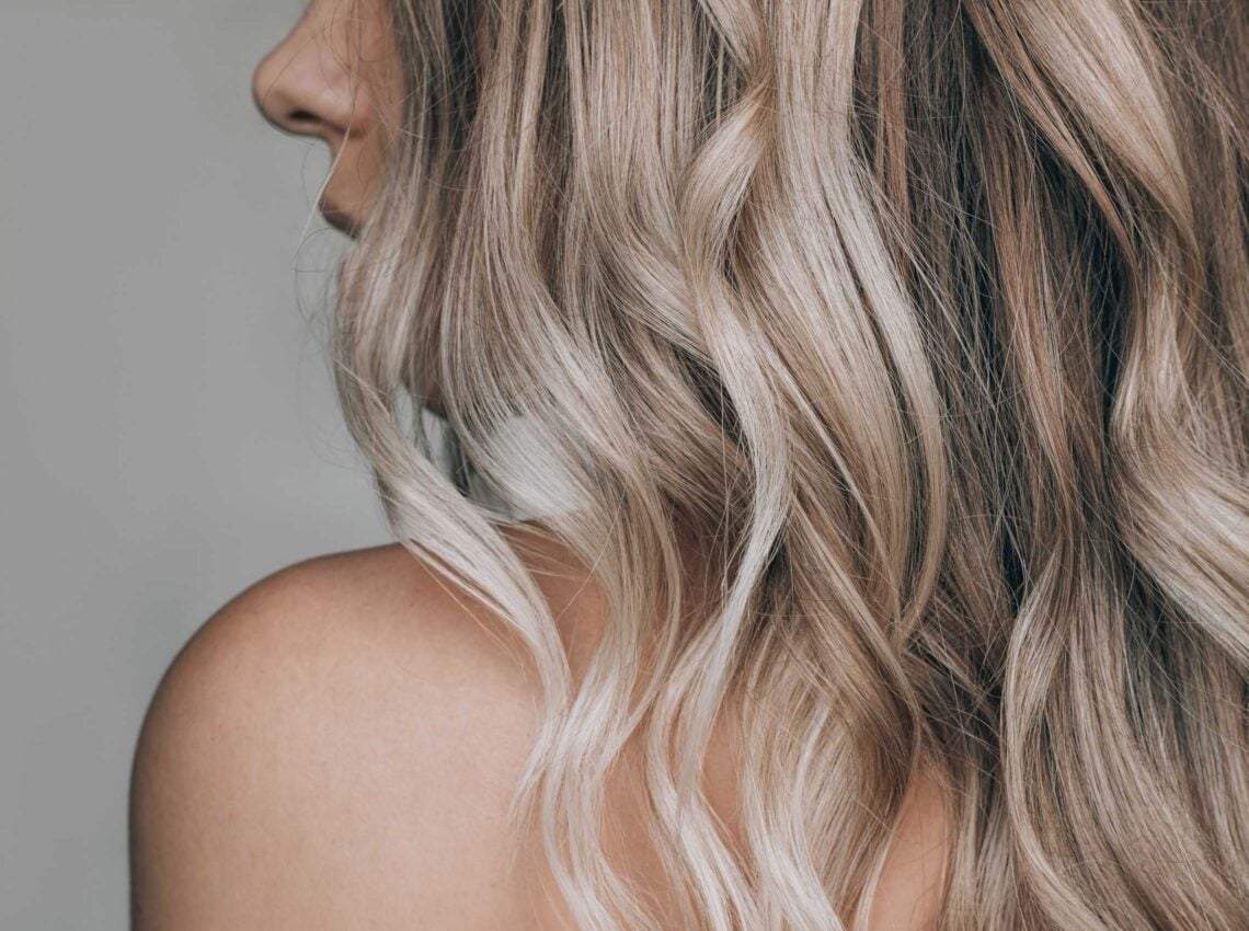 Collarbone Layers Dark Blonde With Ash Blonde, Wavy — Simple Light Highlights