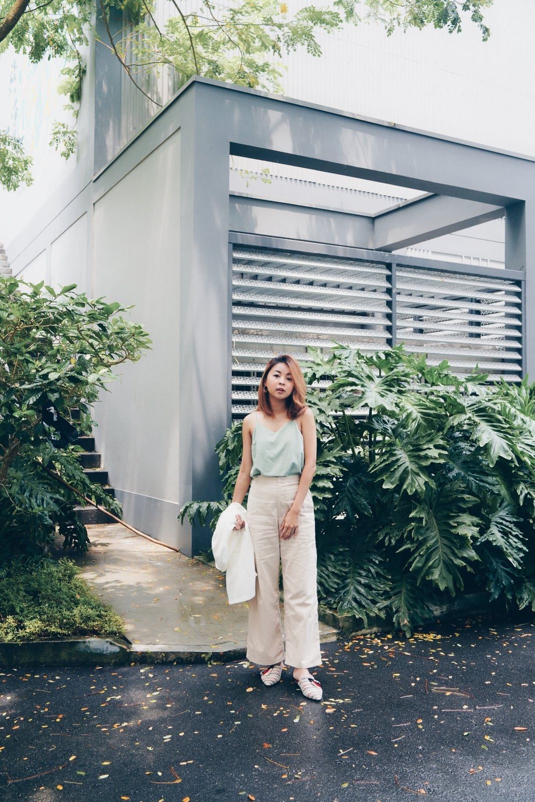 Beige Linen Pants with Mint Green Camisole and White Blazer — Simple Linen Pants Outfits