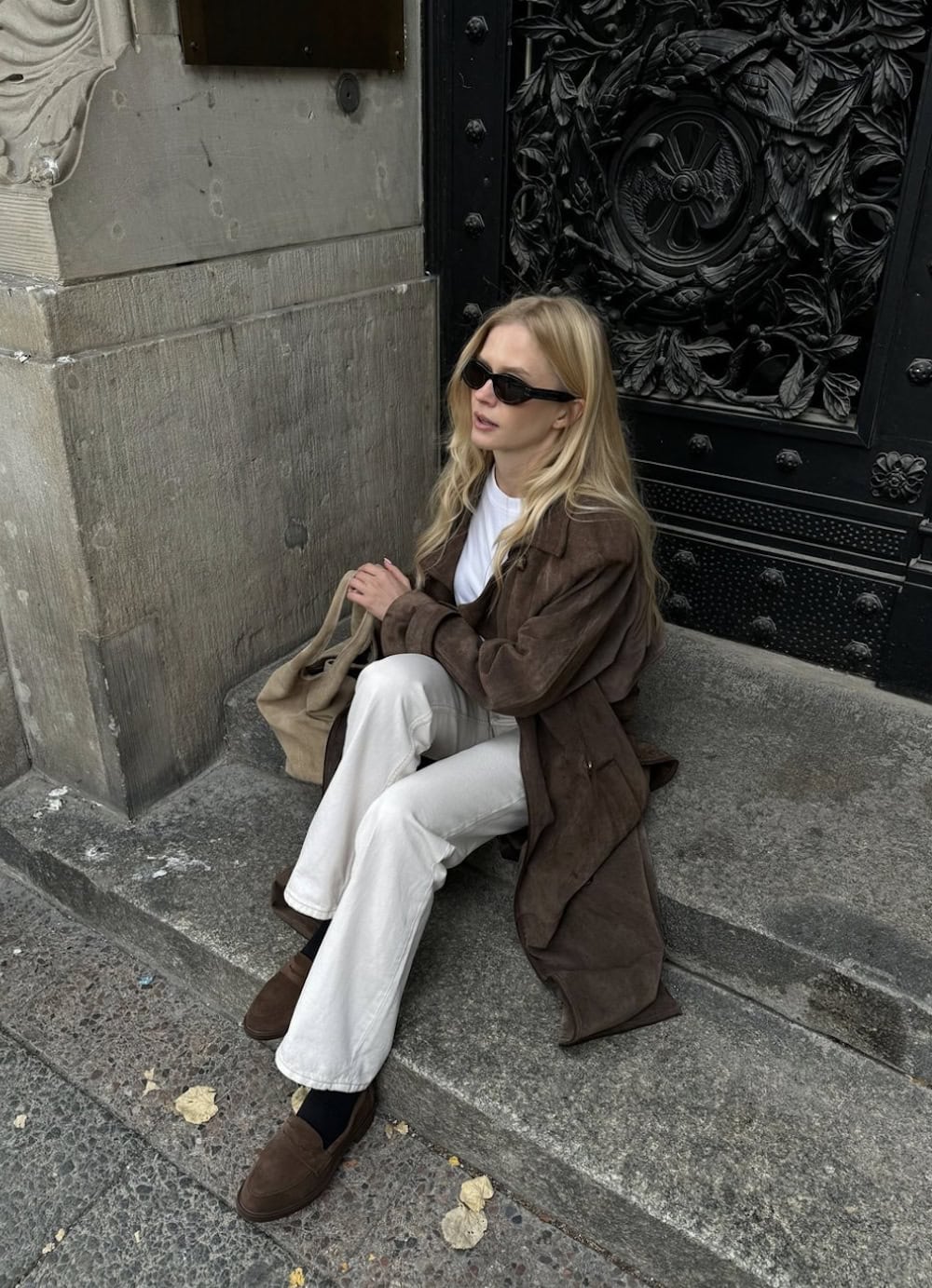 Brown Suede Loafers with Oversized Trench Coat and Wide Leg Jeans Brown Suede Loafers with Oversized Trench Coat and Wide Leg Jeans — Simple Loafer Outfits