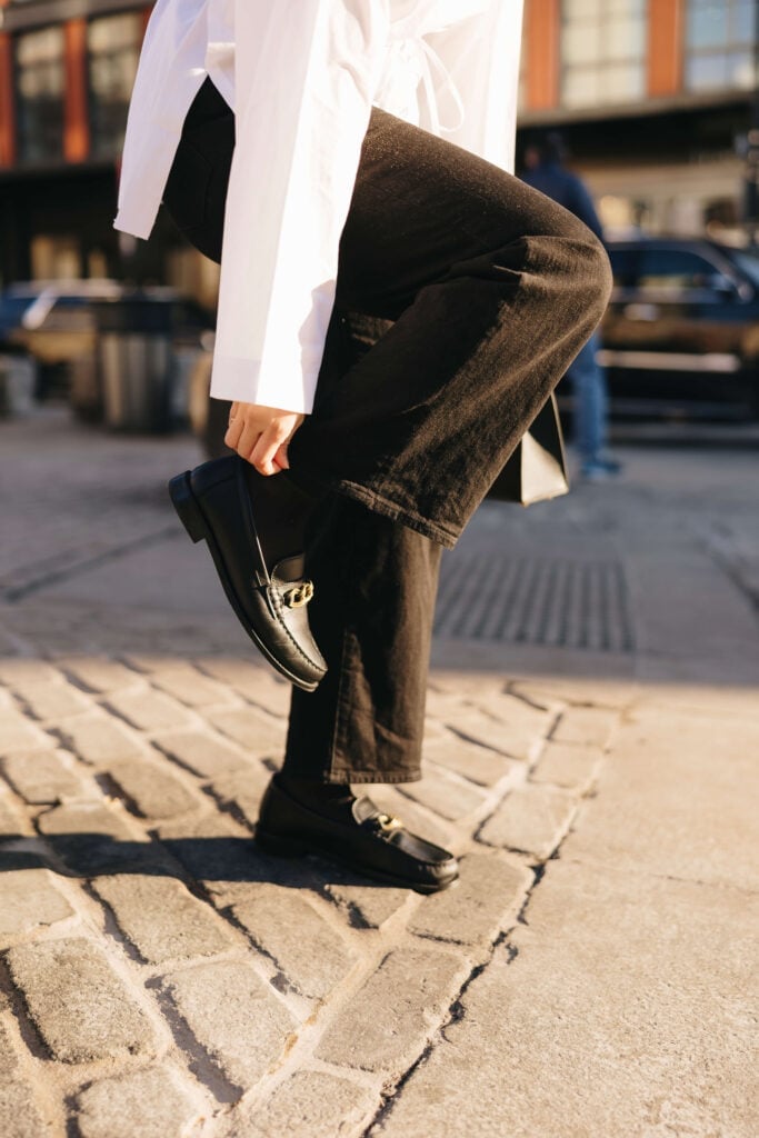 Gold Chain Loafers with Wide Leg Jeans and Oversized Shirt Gold Chain Loafers with Wide Leg Jeans and Oversized Shirt — Simple Loafer Outfits