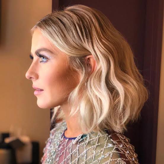 Chin Length Ash Blonde Lob With Bangs Chin Length Ash Blonde Lob With Bangs — Simple Lob Hair