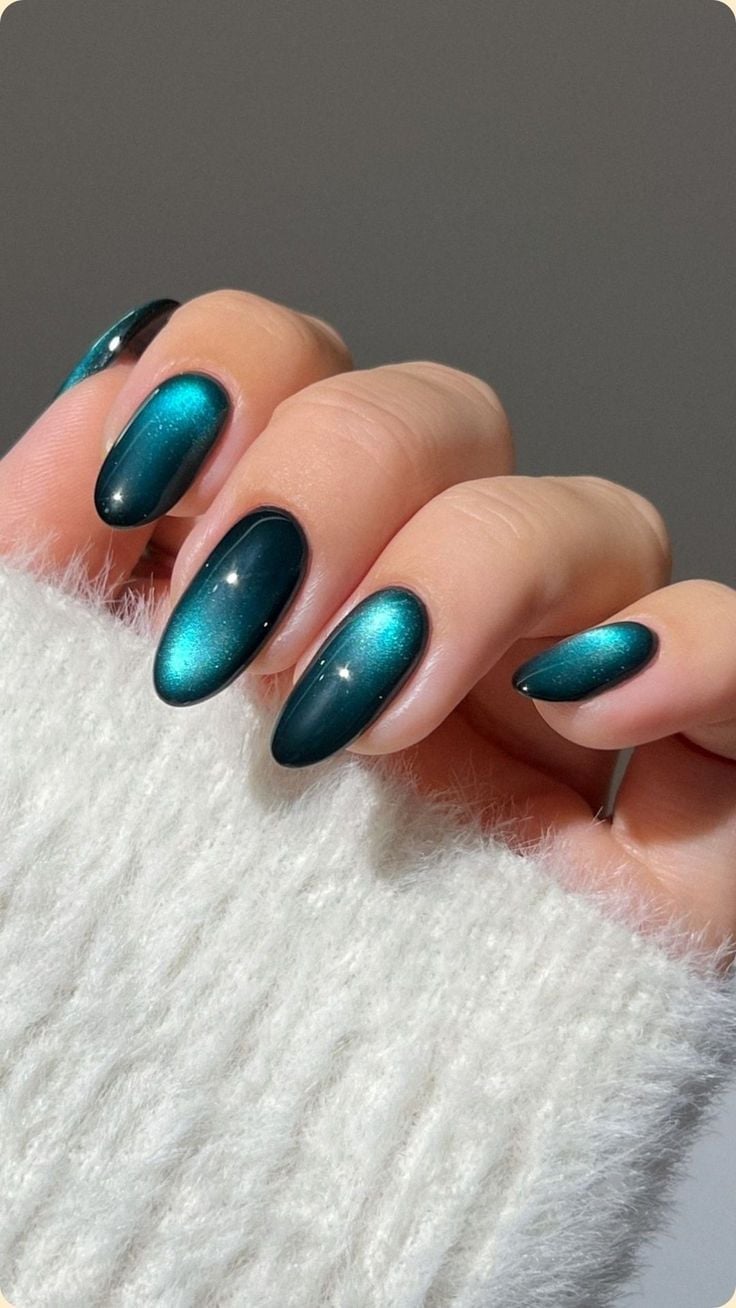 Emerald Green Blue-Green Shift Cat-Eye Short Oval Nails Emerald Green Blue-Green Shift Cat-Eye Short Oval Nails — Simple Magnetic Nails