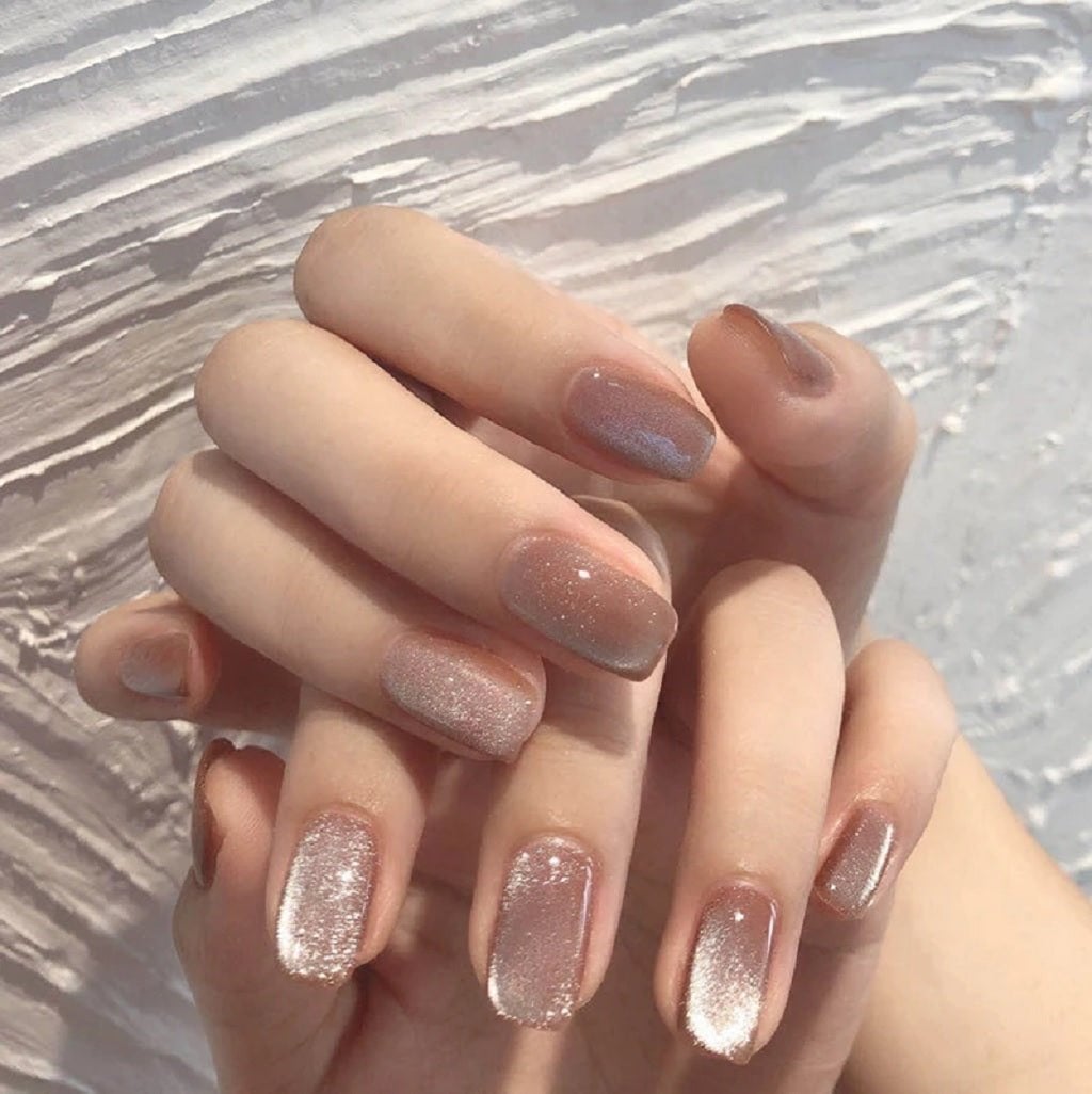 Taupe Beige Subtle Magnetic Cat-Eye Short Oval Nails Taupe Beige Subtle Magnetic Cat-Eye Short Oval Nails — Simple Magnetic Nails