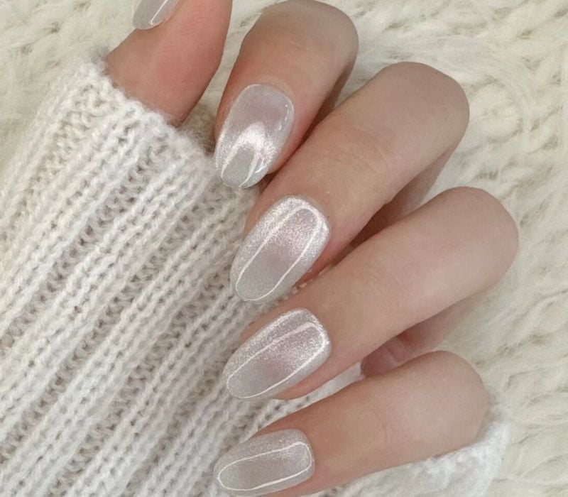 Milky White Silver Undertone Subtle Magnetic Cat-Eye Short Oval Nails Milky White Silver Undertone Subtle Magnetic Cat-Eye Short Oval Nails — Simple Magnetic Nails