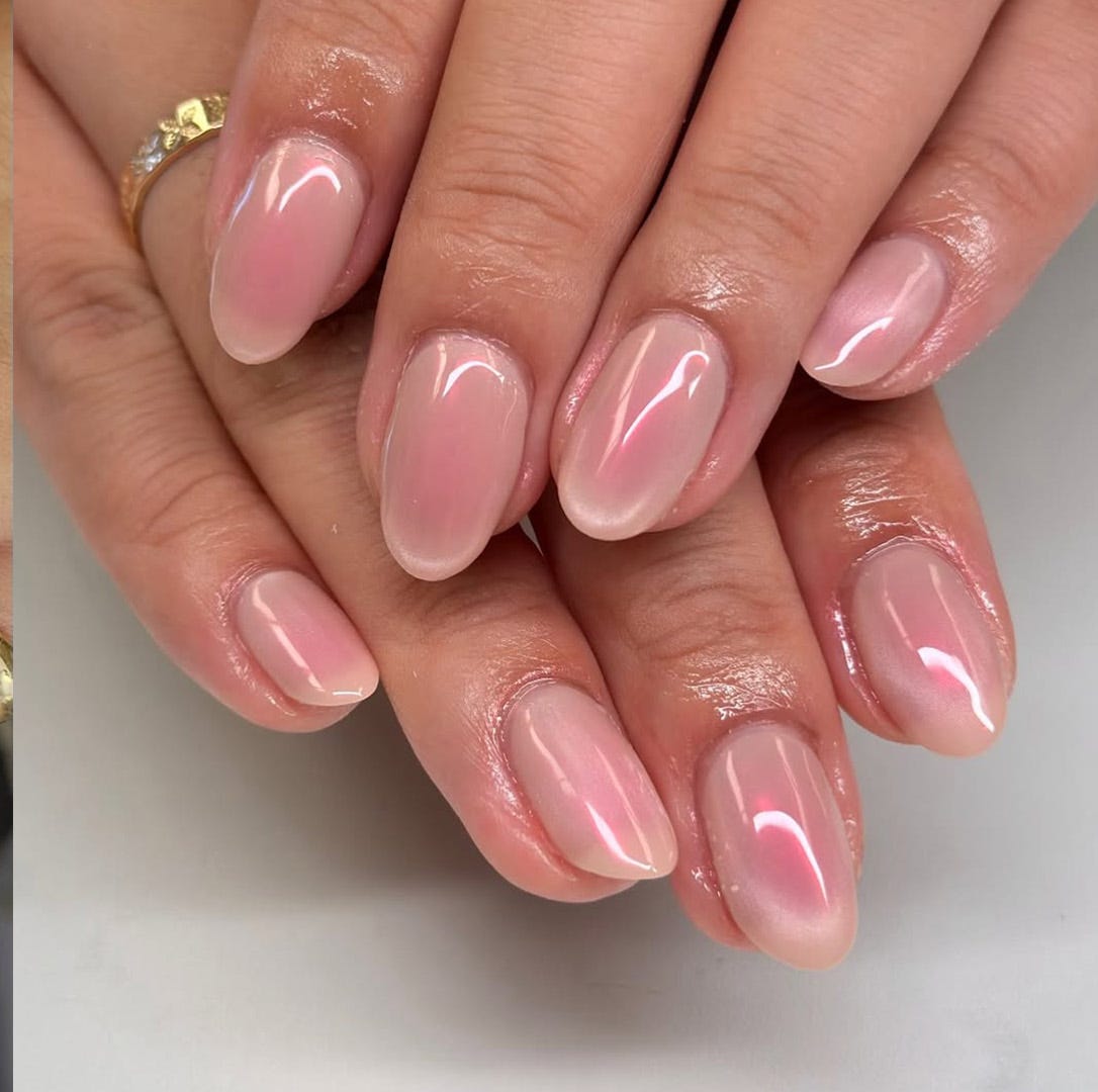 Sheer Pink Pearlescent Cat-Eye Short Oval Nails Sheer Pink Pearlescent Cat-Eye Short Oval Nails — Simple Magnetic Nails