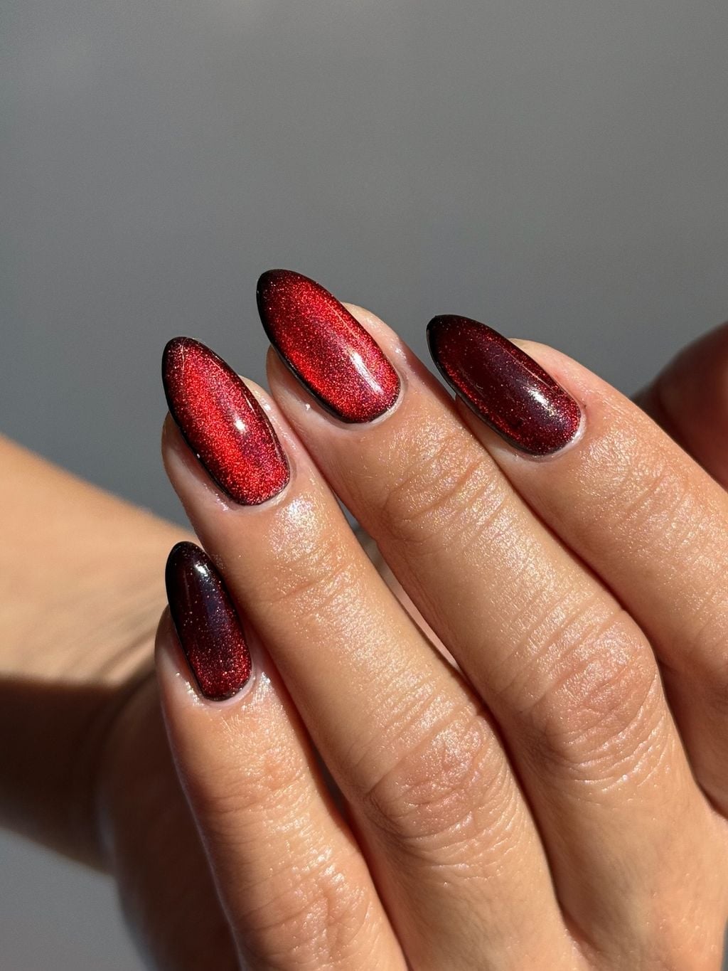 Deep Red Gold Cat-Eye Medium Almond Nails With Full Magnetic Effect Deep Red Gold Cat-Eye Medium Almond Nails With Full Magnetic Effect — Simple Magnetic Nails