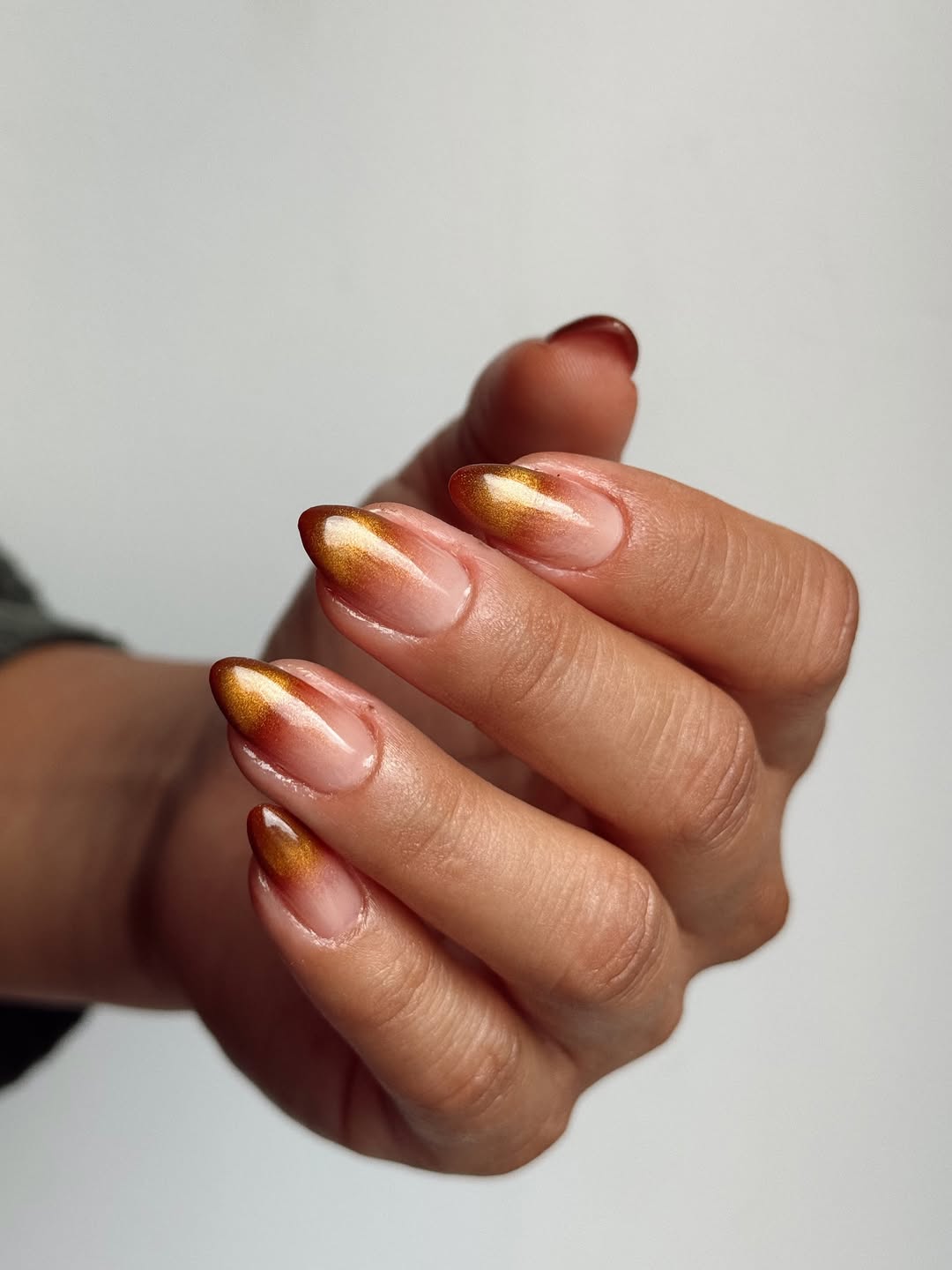 Deep Red Gold Shimmer Cat-Eye Short Almond Nails Deep Red Gold Shimmer Cat-Eye Short Almond Nails — Simple Magnetic Nails
