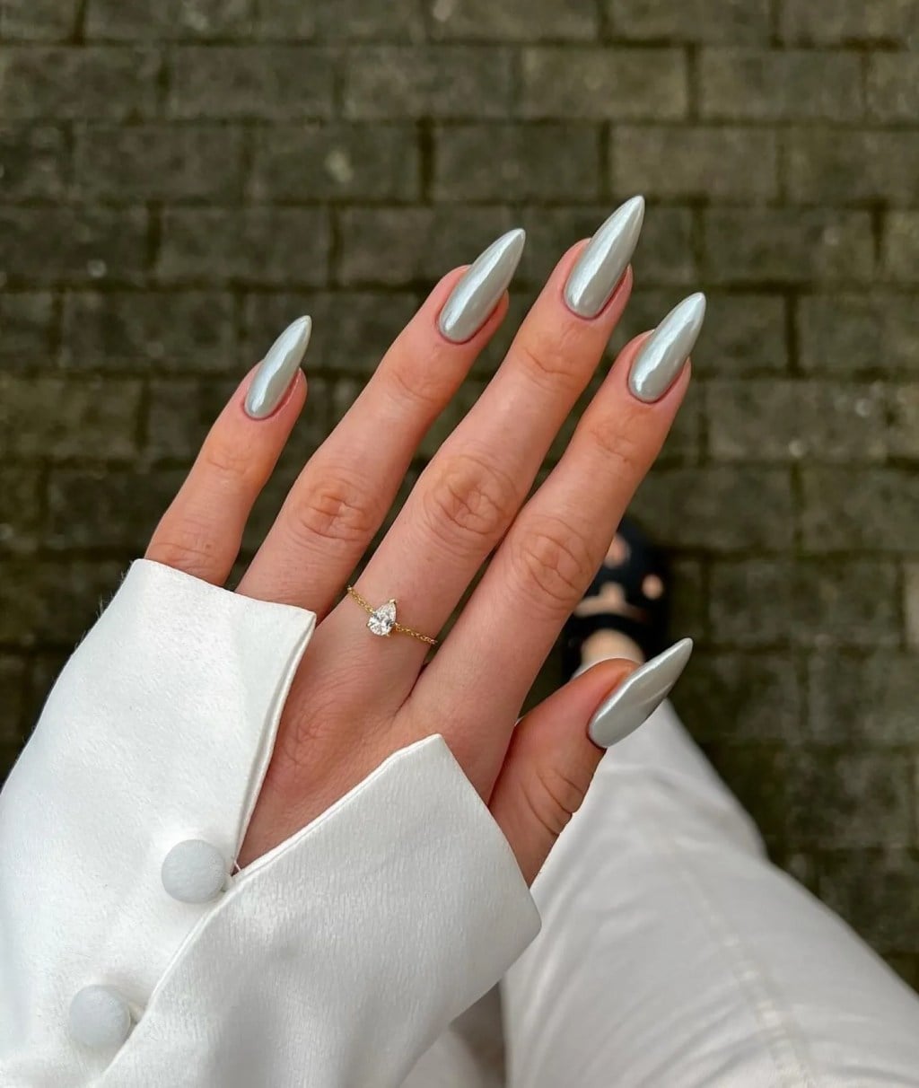 Pale Silver Chrome Long Stiletto Nails Pale Silver Chrome Long Stiletto Nails — Simple Metallic Nails