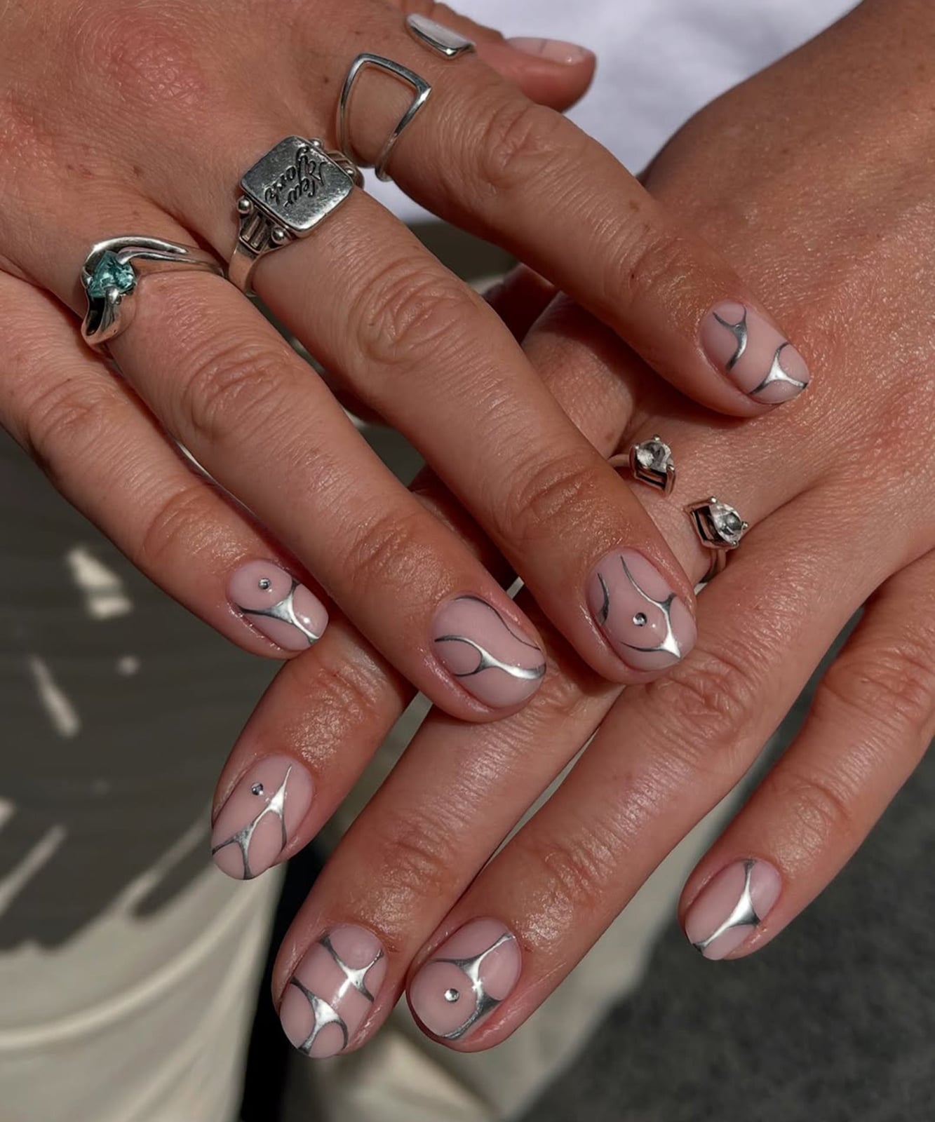 Sheer Nude With Abstract Silver Lines Sheer Nude With Abstract Silver Lines — Simple Metallic Nails