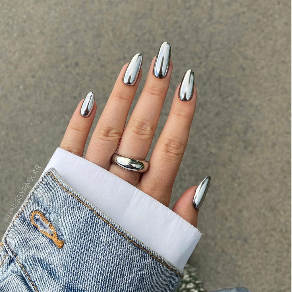 Liquid Silver Chrome Medium Oval Nails Liquid Silver Chrome Medium Oval Nails — Simple Metallic Nails