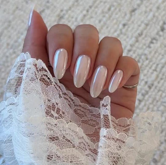 Striking Gold Chrome Long Coffin Nails Striking Gold Chrome Long Coffin Nails — Simple Metallic Nails