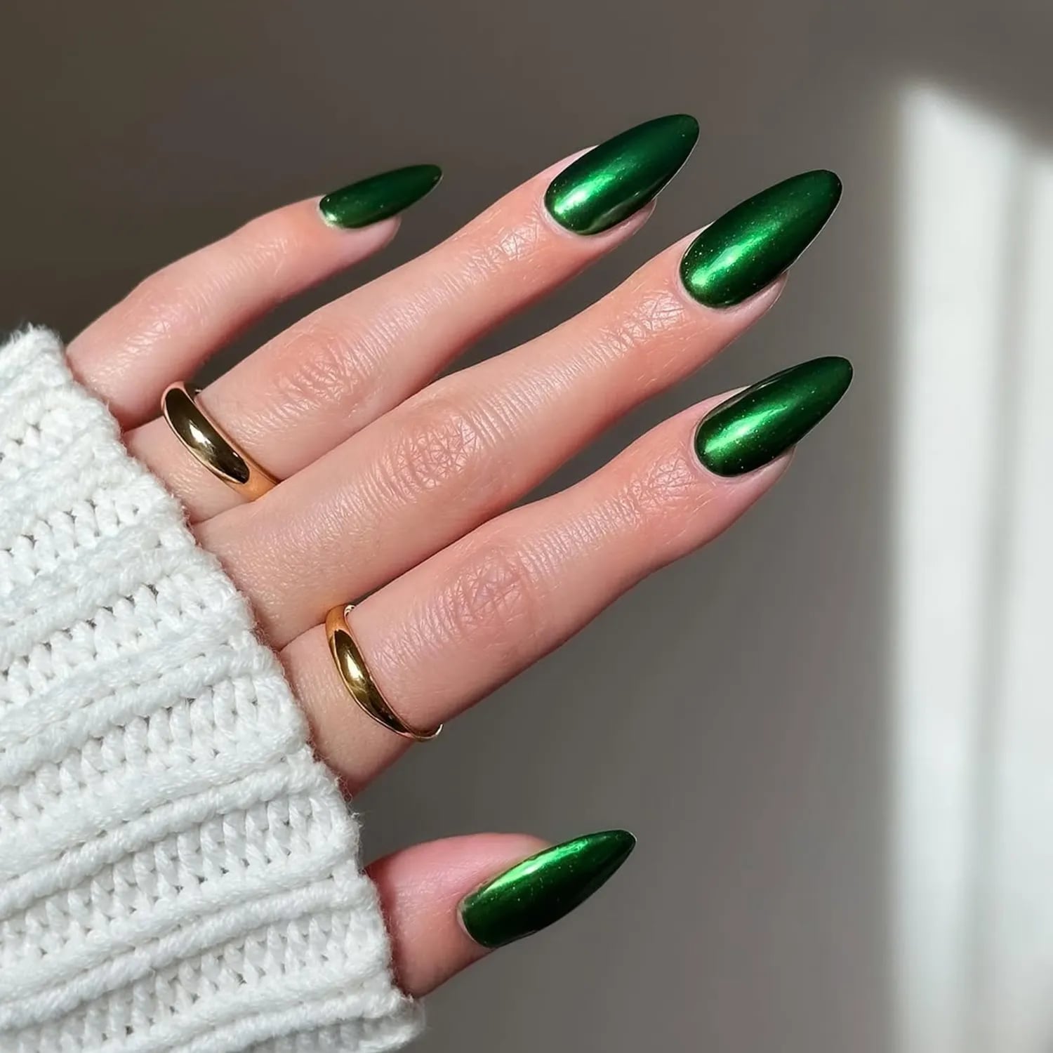 Vibrant Deep Green Chrome Almond Nails Vibrant Deep Green Chrome Almond Nails — Simple Metallic Nails