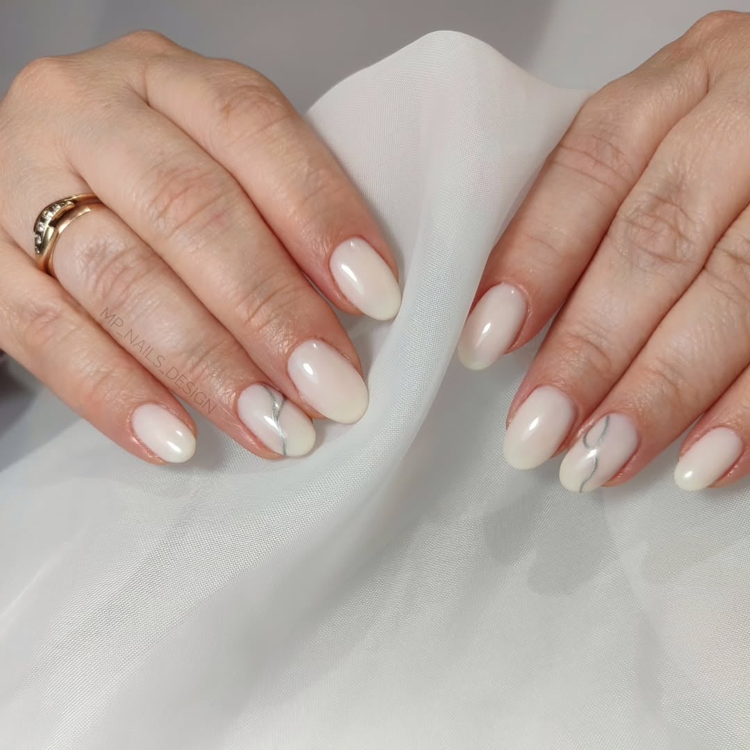 Milky White Glossy Short Oval with Silver Lines Milky White Glossy Short Oval with Silver Lines — Simple Milky White Nails