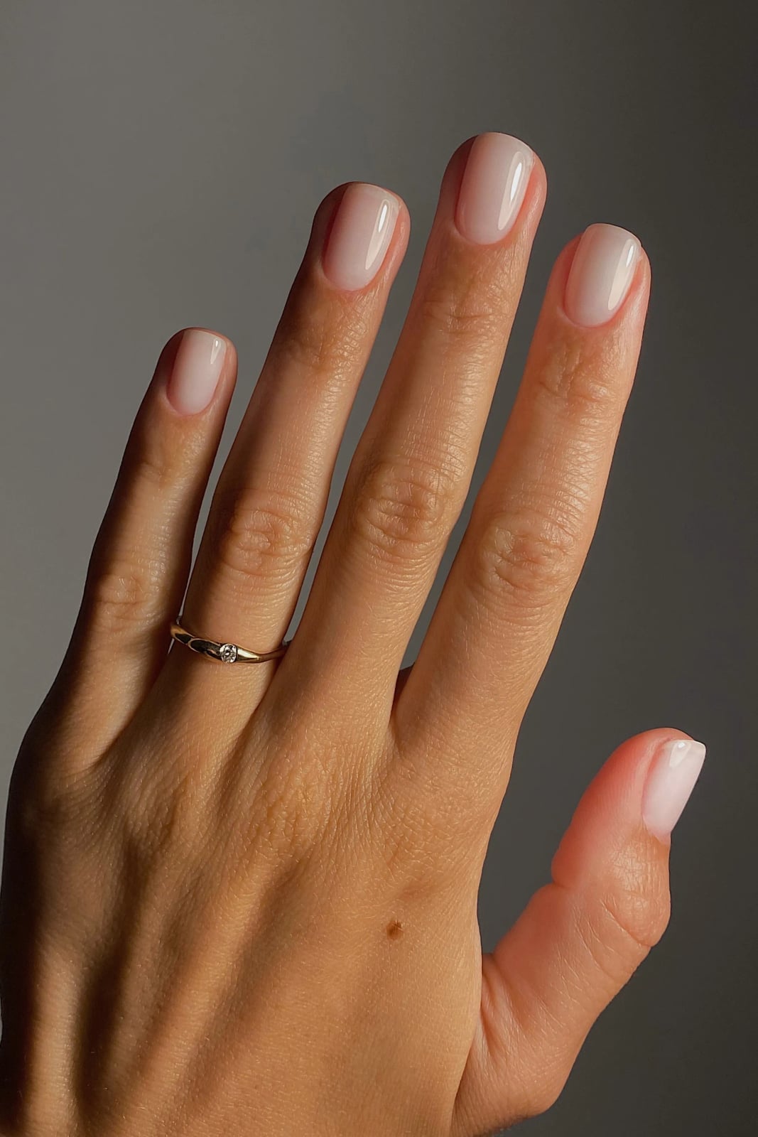 Glossy Sheer Milky Short Round Nails, Everyday Version Glossy Sheer Milky Short Round Nails, Everyday Version — Simple Milky White Nails