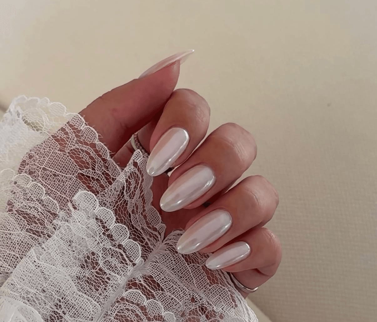 Pearlescent Opalescent White Chrome Long Almond Nails Pearlescent Opalescent White Chrome Long Almond Nails — Simple Milky White Nails