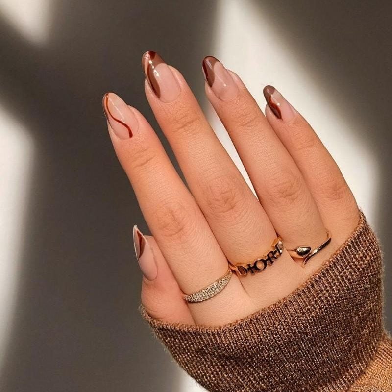 Almond Nails With Abstract Brown Wavy Lines Almond Nails With Abstract Brown Wavy Lines — Simple Minimalist Nails