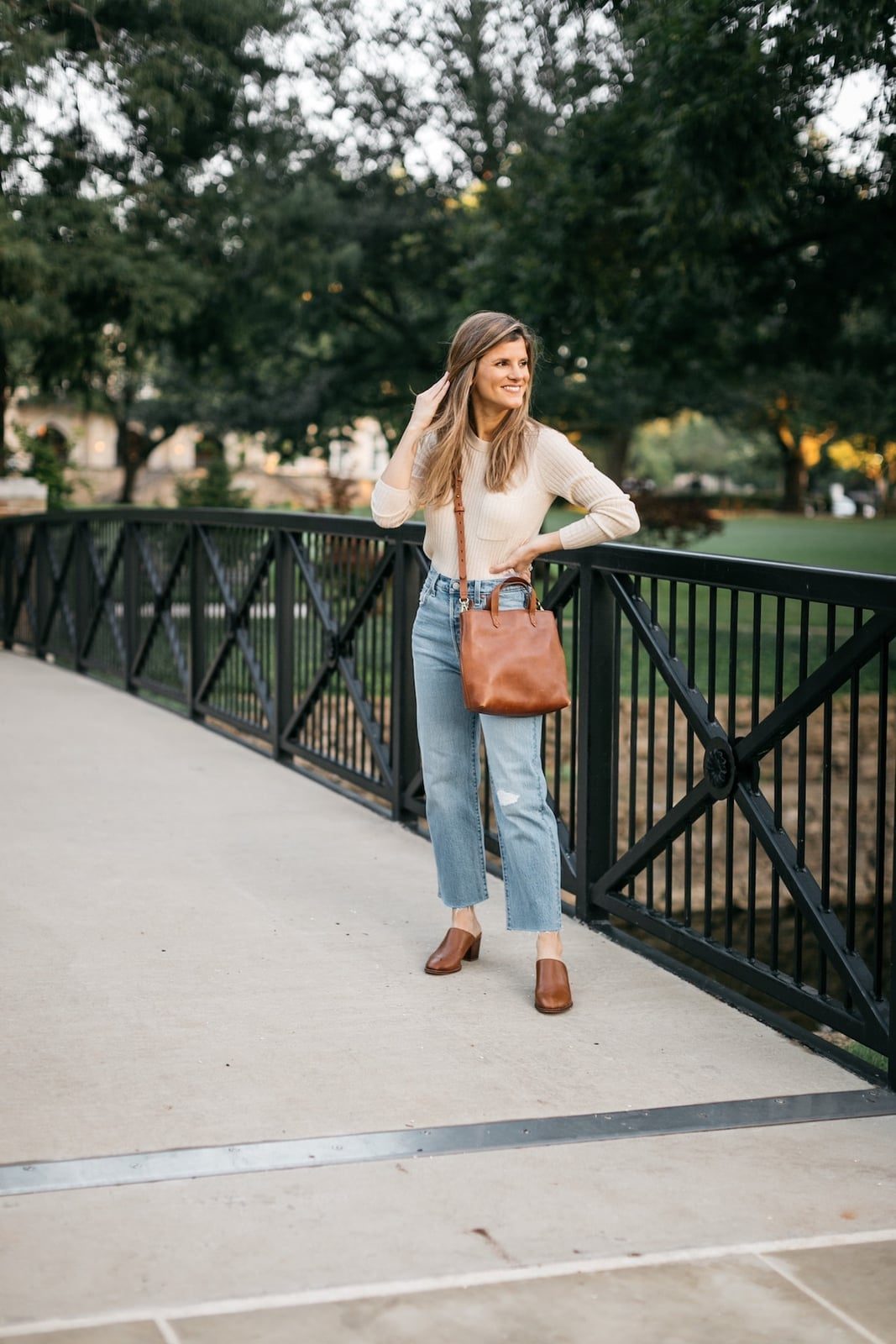 Distressed Jeans With Cream Sweater And Brown Mules Distressed Jeans With Cream Sweater And Brown Mules — Simple Mules Outfits