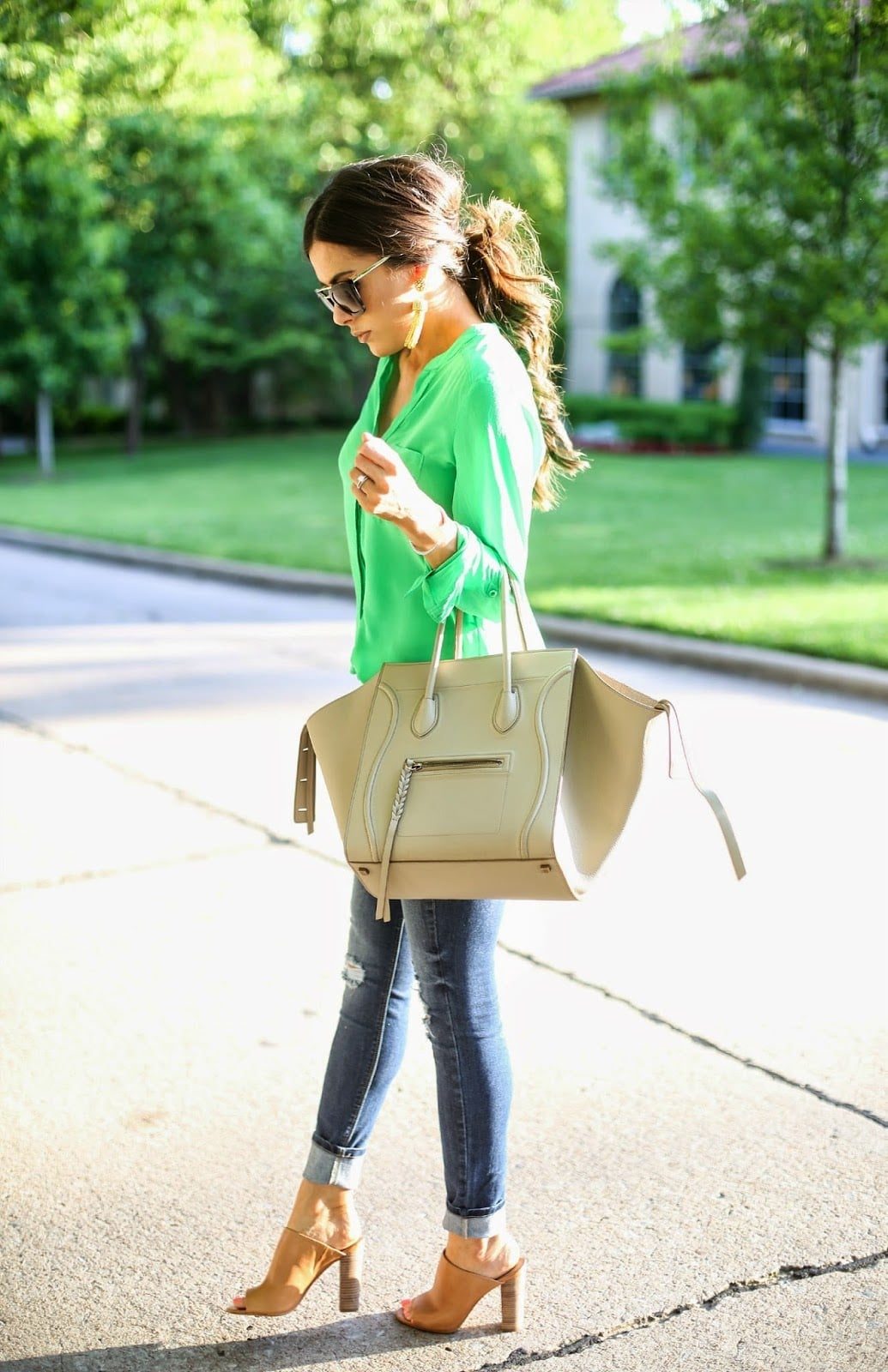 Skinny Jeans With Green Blouse And Tan Mules Skinny Jeans With Green Blouse And Tan Mules — Simple Mules Outfits