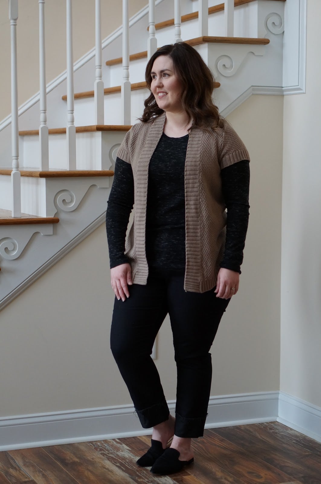 Layered Tops With Black Mules and Relaxed Fit Pants Layered Tops With Black Mules and Relaxed Fit Pants — Simple Mules Outfits