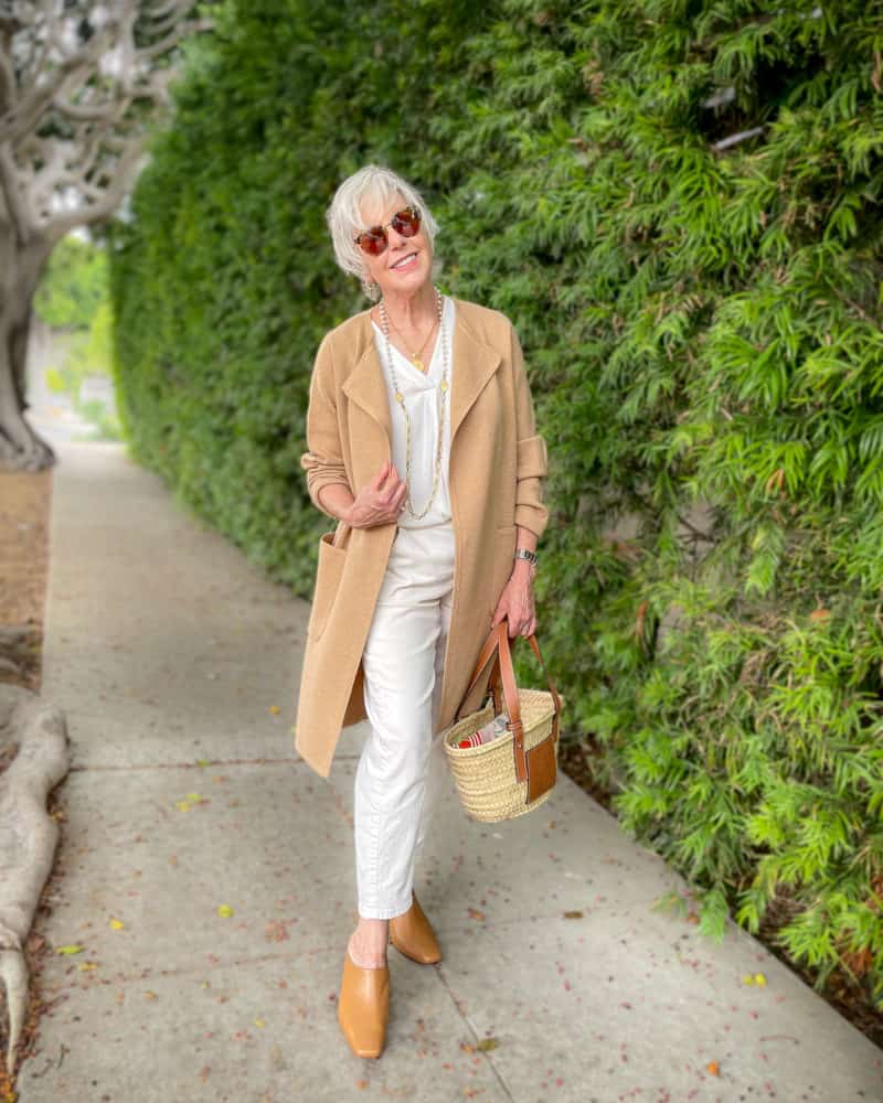 Camel Cardigan And White Trousers With Tan Mules Camel Cardigan And White Trousers With Tan Mules — Simple Mules Outfits
