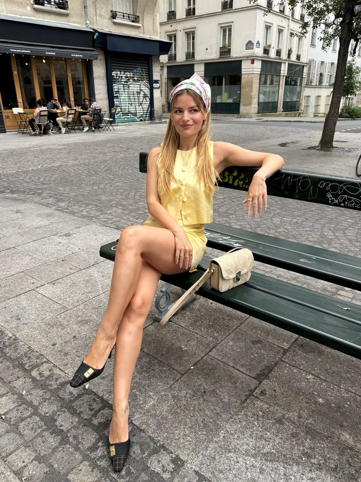 Yellow Linen Set With Black Mules and Relaxed Fit Set Yellow Linen Set With Black Mules and Relaxed Fit Set — Simple Mules Outfits