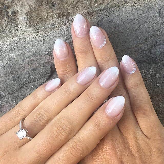 Medium Almond Nude to White Gradient Rhinestones Medium Almond Nude to White Gradient Rhinestones — Simple Nails for Wedding