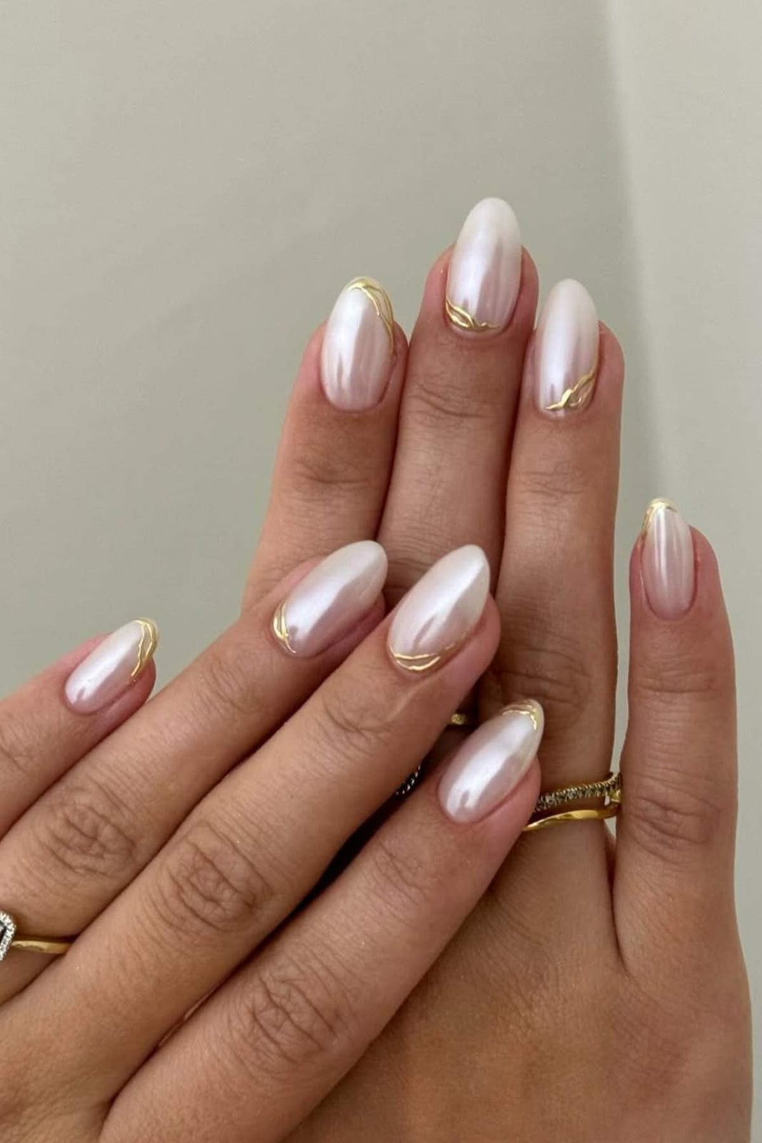 Medium Oval Pearlescent White Gold Lines Medium Oval Pearlescent White Gold Lines — Simple Nails for Wedding