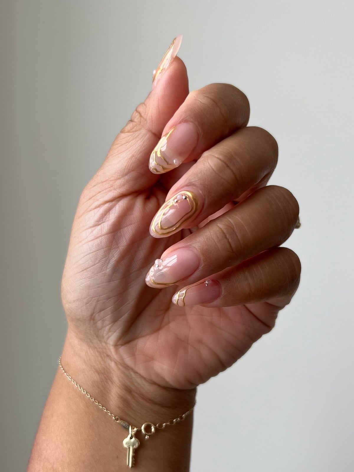 Medium Almond Gold Foil Swirls Medium Almond Gold Foil Swirls — Simple Nails for Wedding