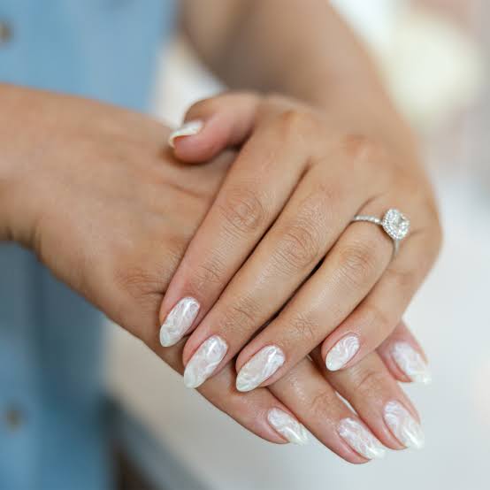 Medium Almond White Milky Marble Pattern Medium Almond White Milky Marble Pattern — Simple Nails for Wedding