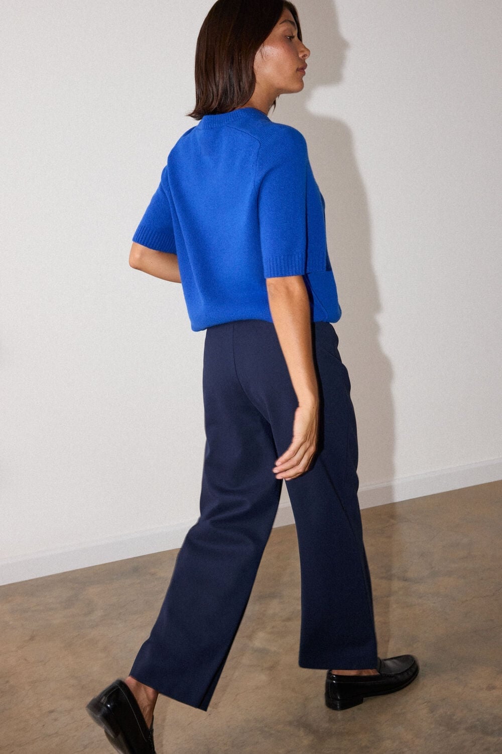 Monochromatic Navy Wide-Leg Trousers and Top With Black Loafers Monochromatic Navy Wide-Leg Trousers and Top With Black Loafers — Simple Navy Blue Pants Outfits