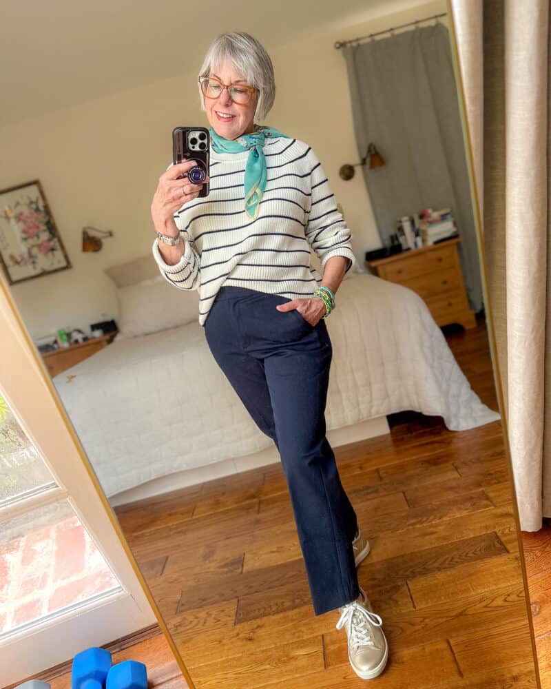 Navy Straight-Leg Trousers With Striped Sweater and Gold Sneakers Navy Straight-Leg Trousers With Striped Sweater and Gold Sneakers — Simple Navy Blue Pants Outfits