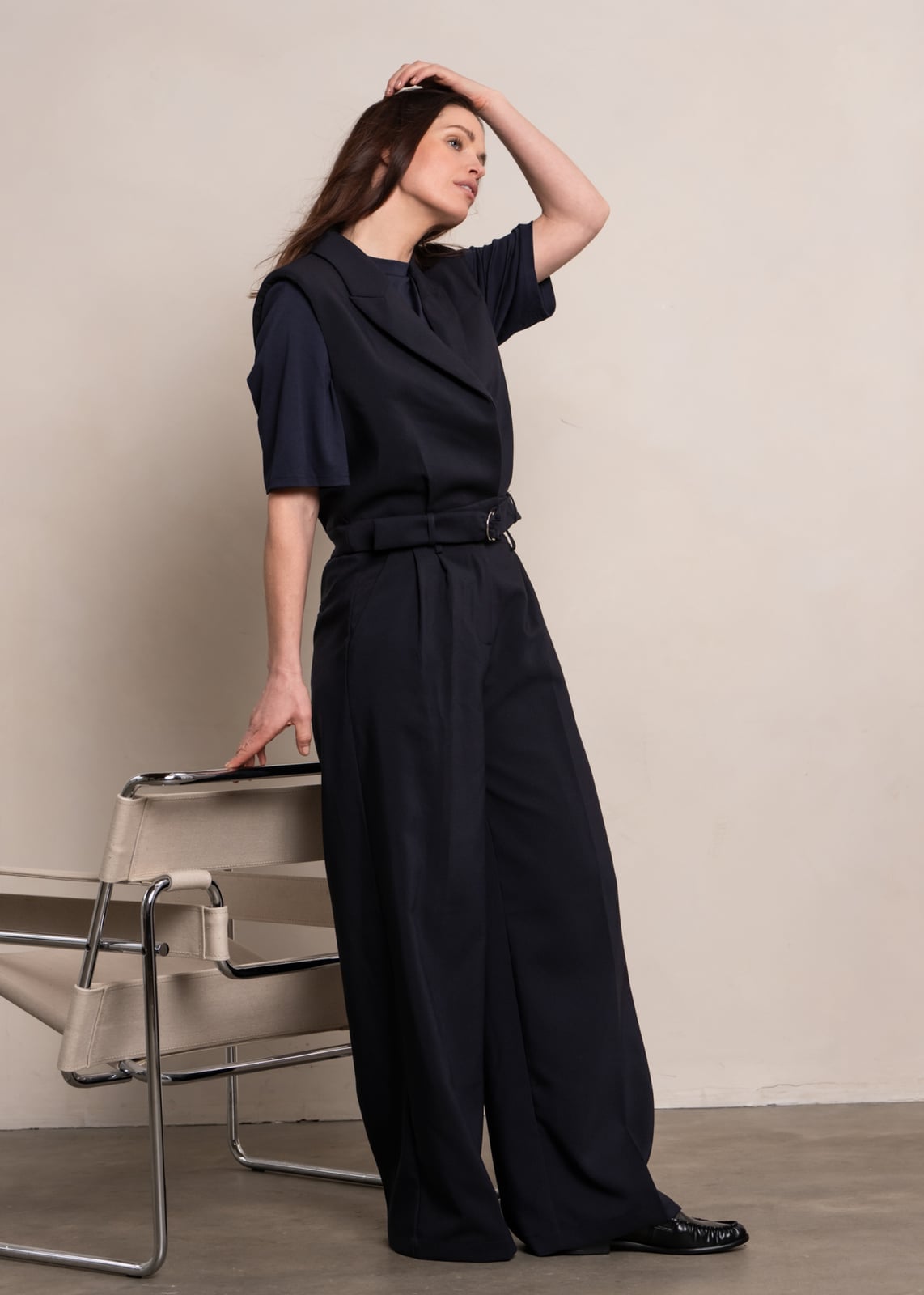 Monochromatic Navy Outfit With Wide-Leg Trousers Monochromatic Navy Outfit With Wide-Leg Trousers — Simple Navy Blue Pants Outfits
