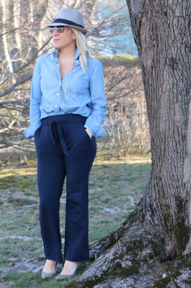Navy Wide-Leg Trousers With Denim Shirt and Fedora Navy Wide-Leg Trousers With Denim Shirt and Fedora — Simple Navy Blue Pants Outfits