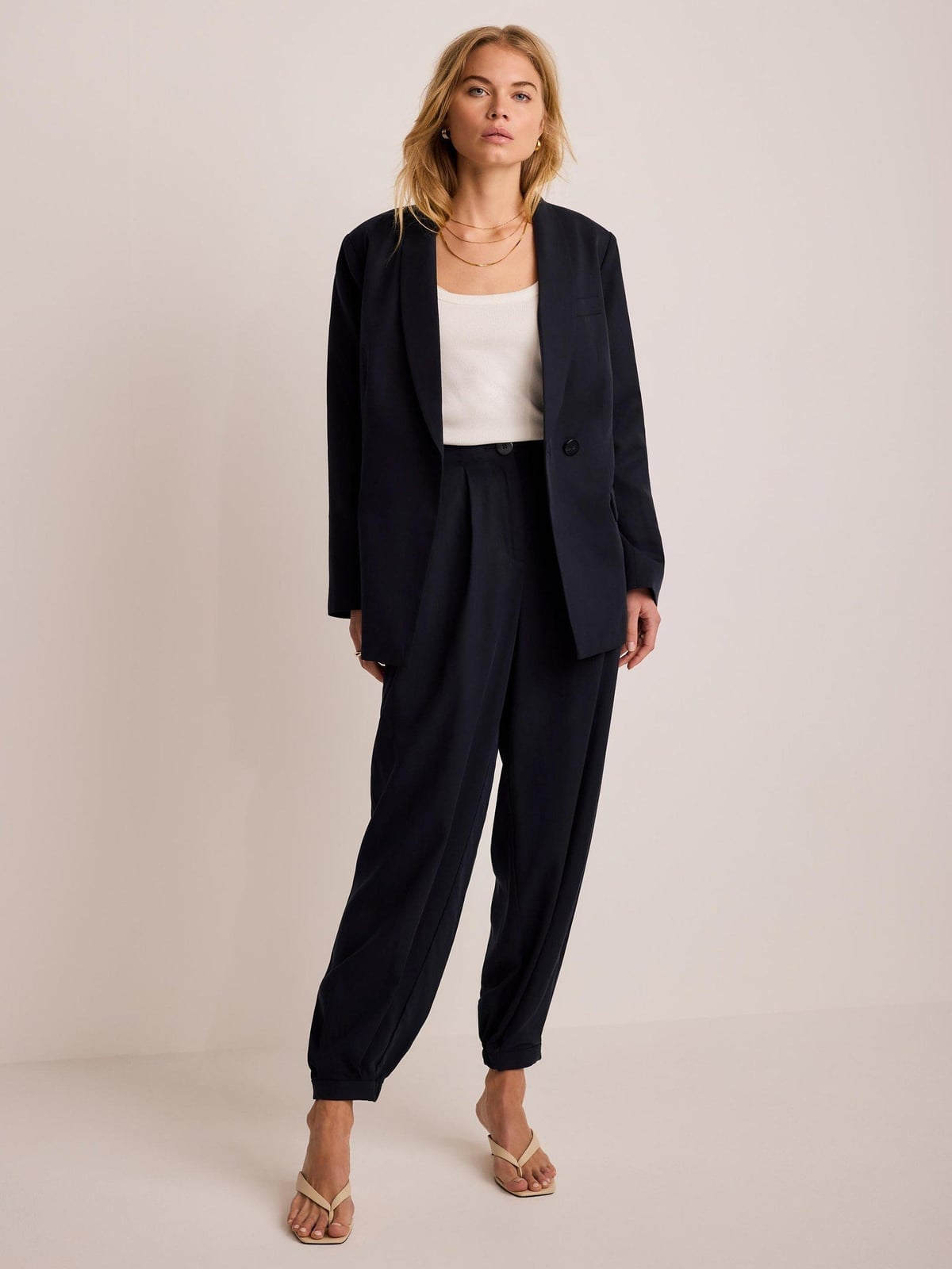 Navy Balloon Trousers With White Tank and Blazer Navy Balloon Trousers With White Tank and Blazer — Simple Navy Blue Pants Outfits