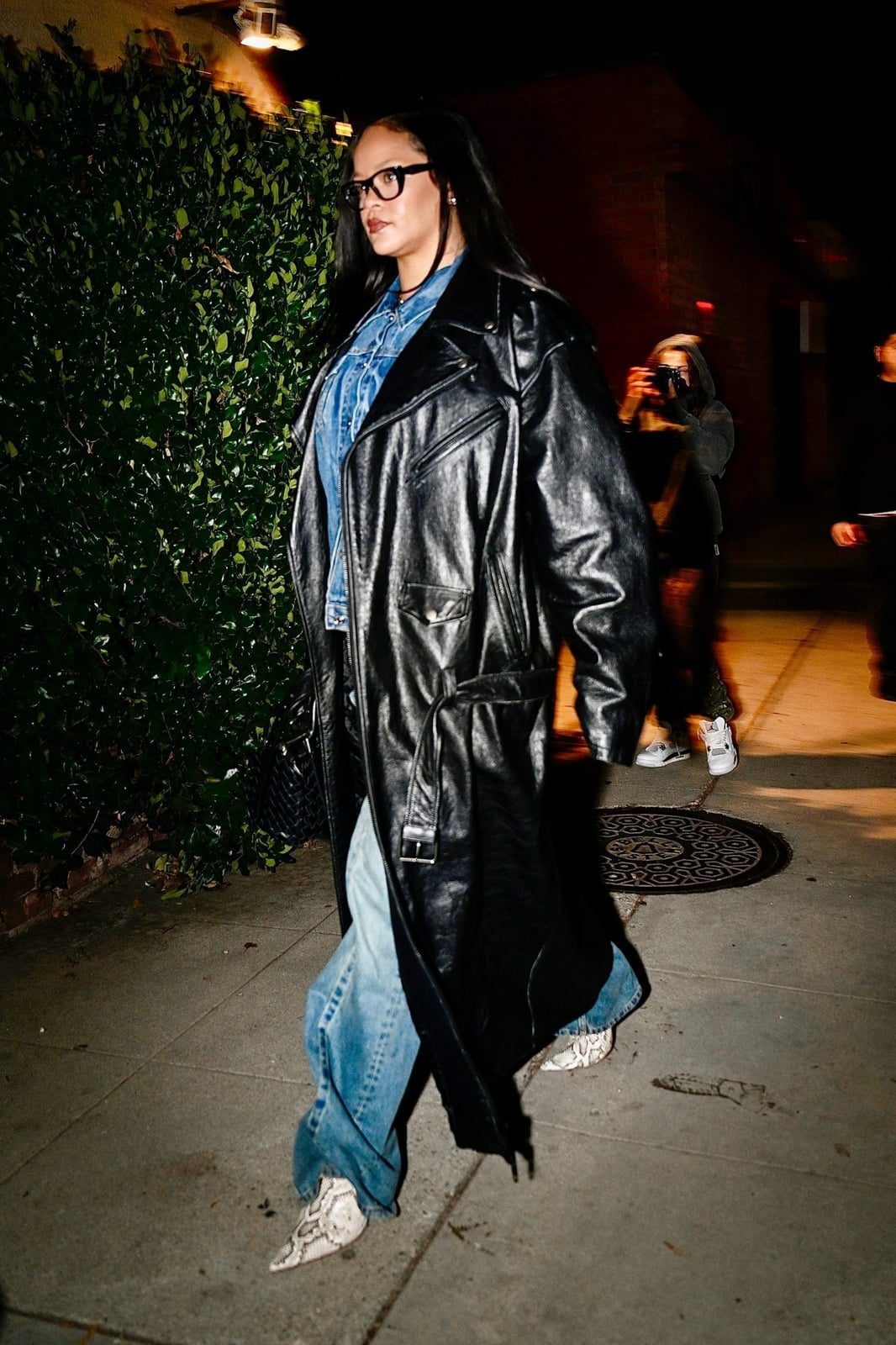 Oversized Leather Trench Coat Over Denim Oversized Leather Trench Coat Over Denim — Simple Negros Outfits