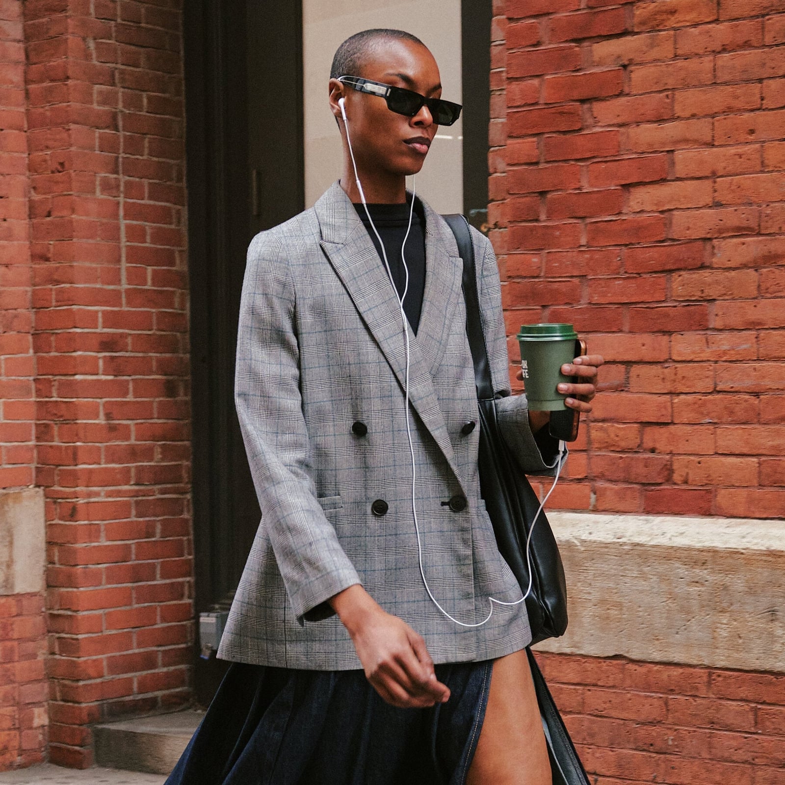 Grey Plaid Blazer Over Black T-Shirt and Denim Skirt Grey Plaid Blazer Over Black T-Shirt and Denim Skirt — Simple Negros Outfits