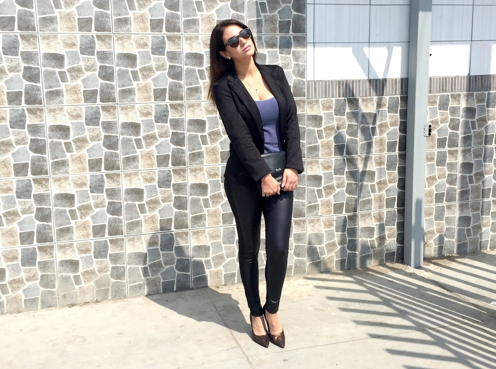 Fitted Black Blazer with Faux Leather Skinny Trousers Fitted Black Blazer with Faux Leather Skinny Trousers — Simple Negros Outfits
