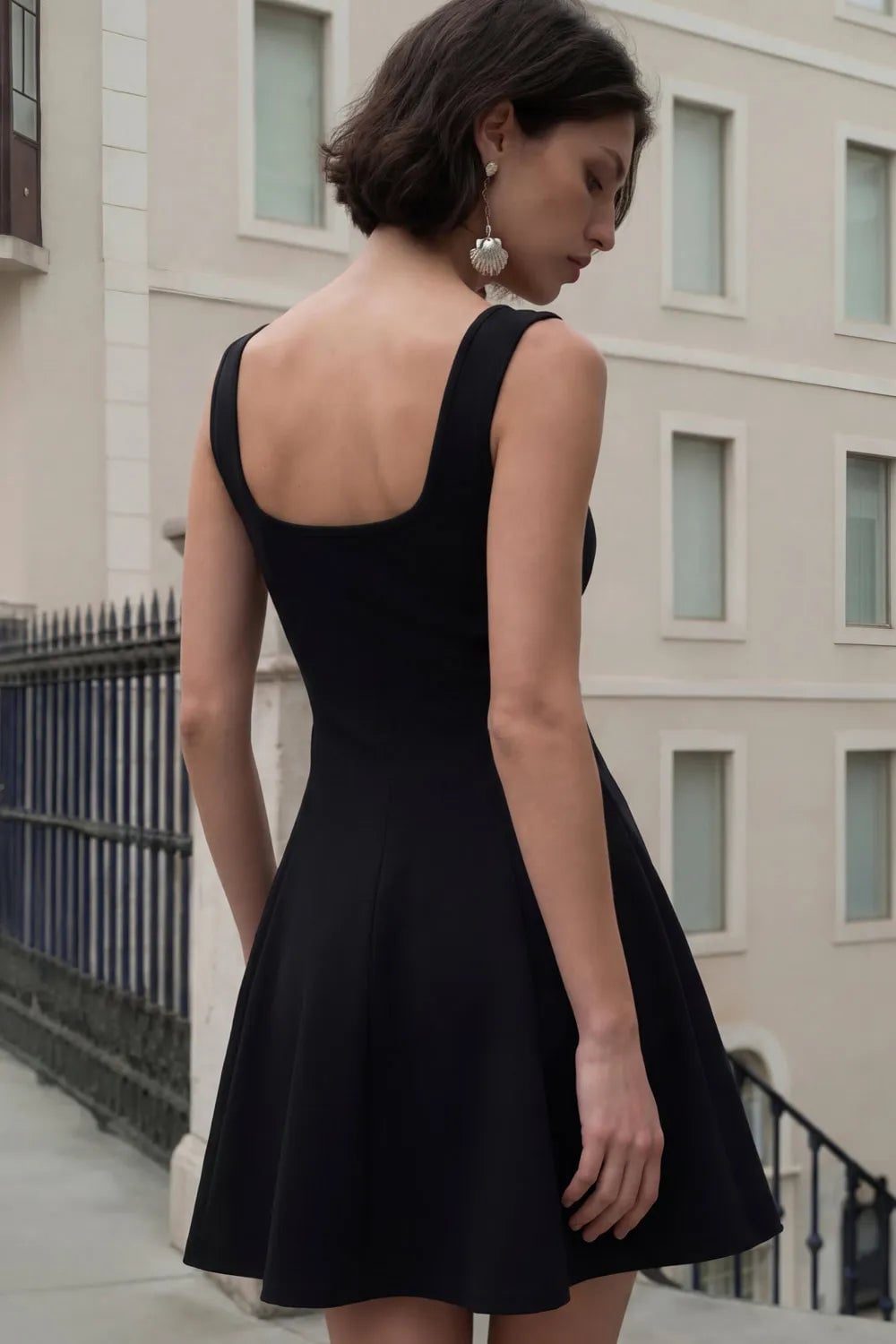 Simple Black Skater Dress with Shell Earrings Simple Black Skater Dress with Shell Earrings — Simple Negros Outfits