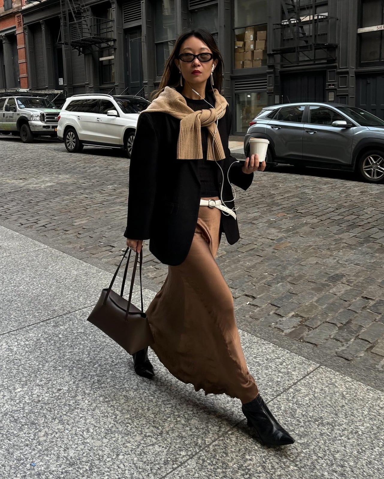 Oversized Blazer and Satin Skirt Combination Oversized Blazer and Satin Skirt Combination — Simple Negros Outfits