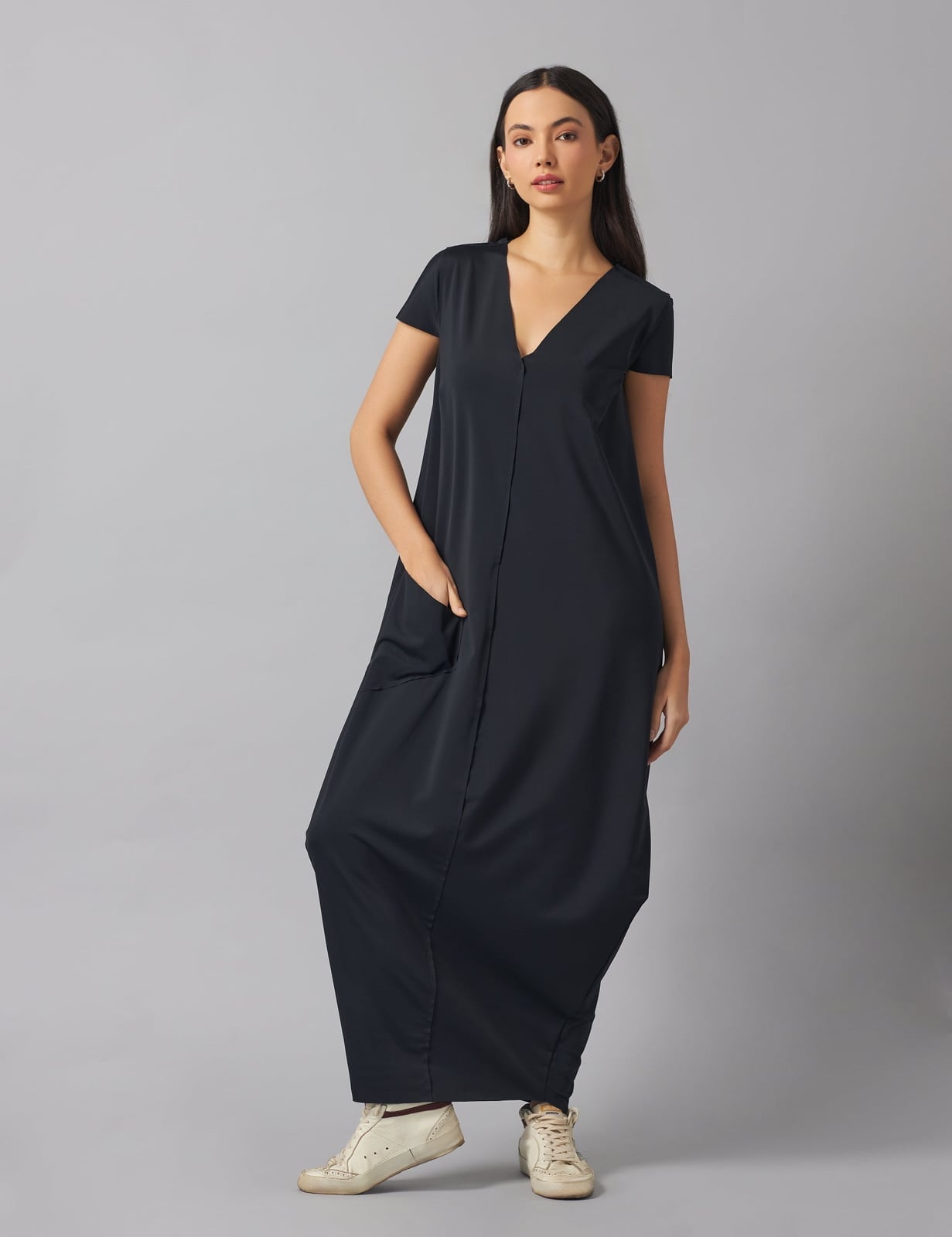 Oversized Black Maxi Dress with White Sneakers Oversized Black Maxi Dress with White Sneakers — Simple Negros Outfits