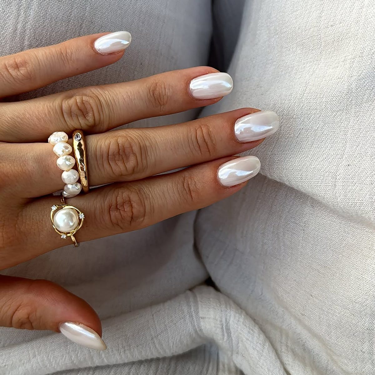Milky White Pearlescent Chrome Short Almond Nails Milky White Pearlescent Chrome Short Almond Nails — Simple Neutral Nails Colors